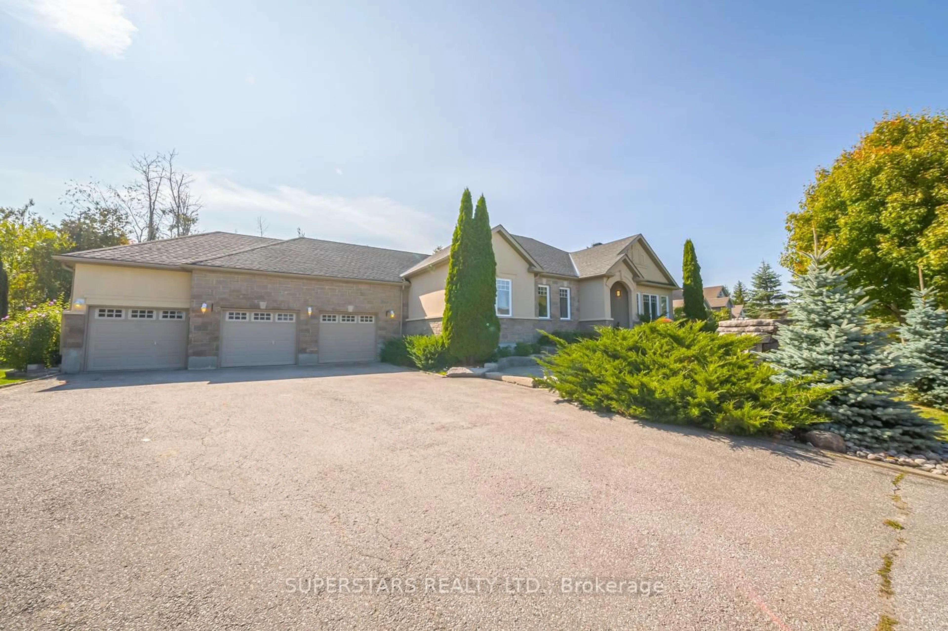 A pic from outside/outdoor area/front of a property/back of a property/a pic from drone, unknown for 36 Red Oak Cres, Oro-Medonte Ontario L0L 2L0
