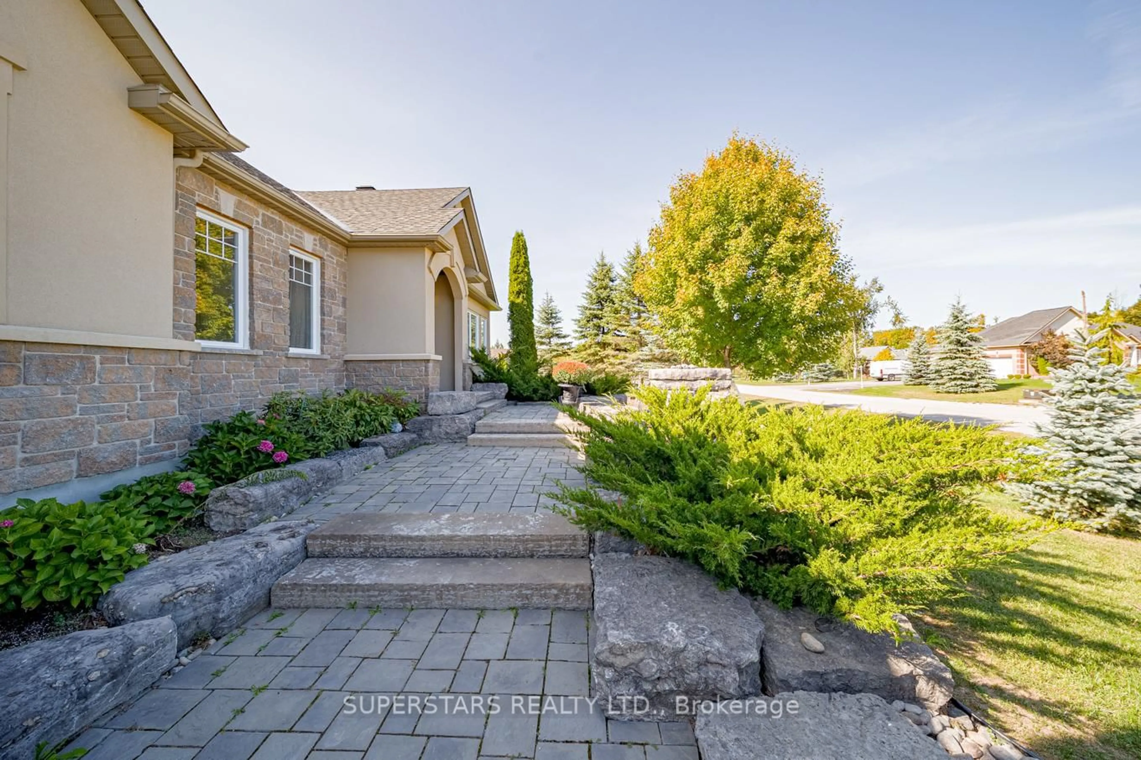Patio, street for 36 Red Oak Cres, Oro-Medonte Ontario L0L 2L0