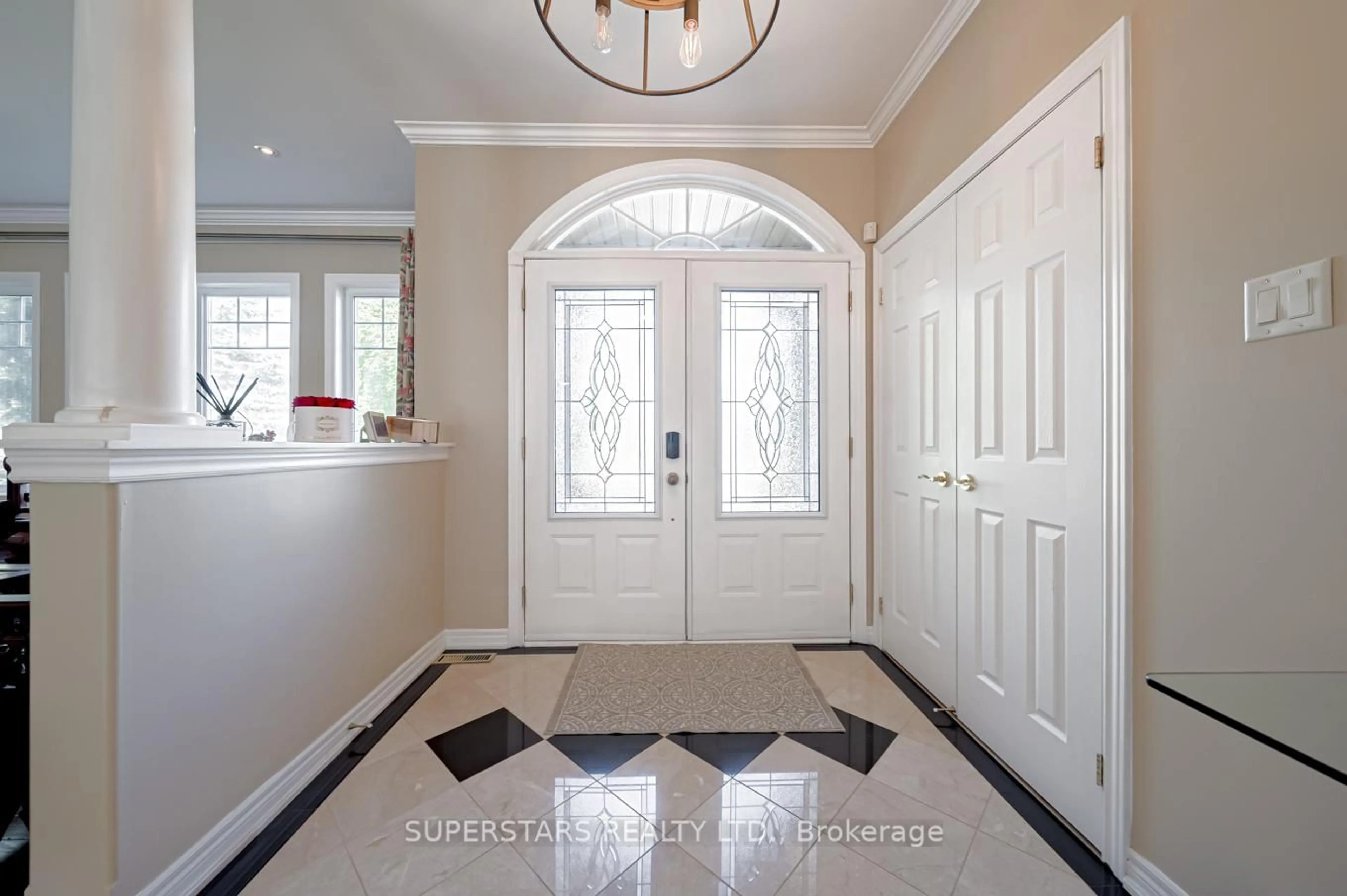 Indoor entryway for 36 Red Oak Cres, Oro-Medonte Ontario L0L 2L0
