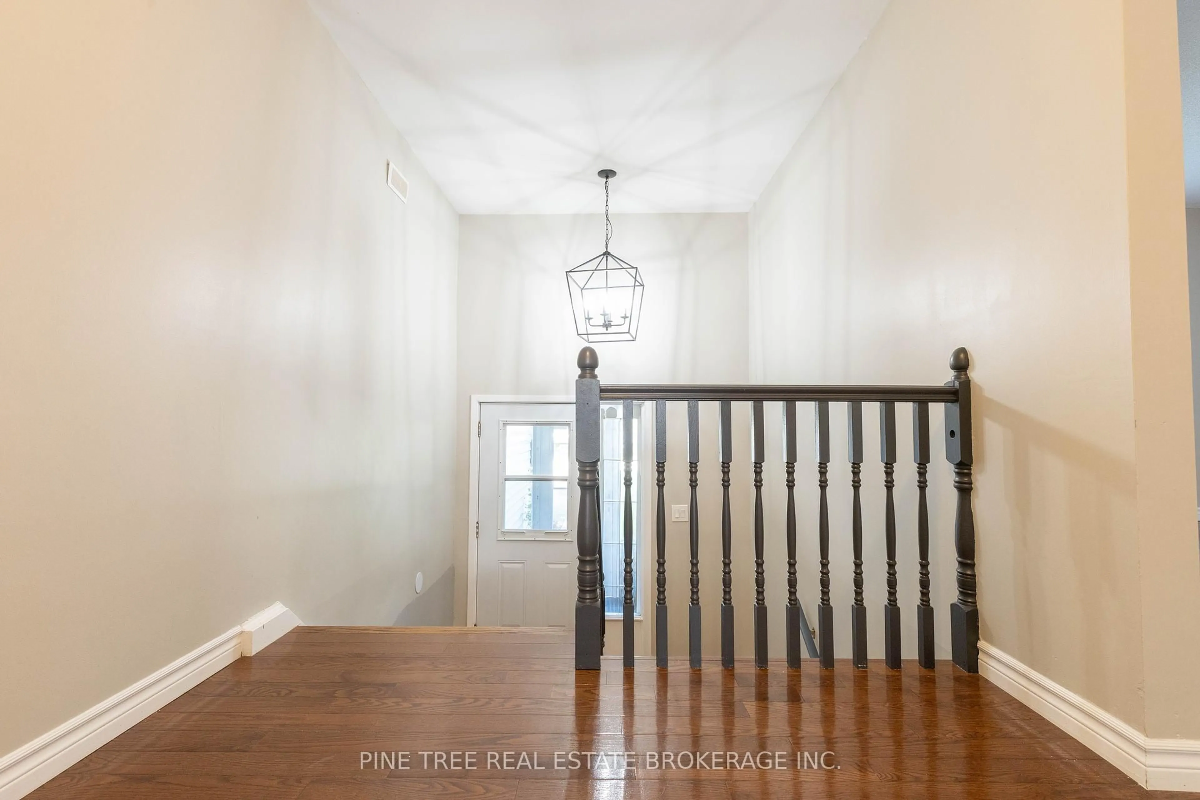Indoor entryway for 228 Cavana St, Midland Ontario L4R 4C1