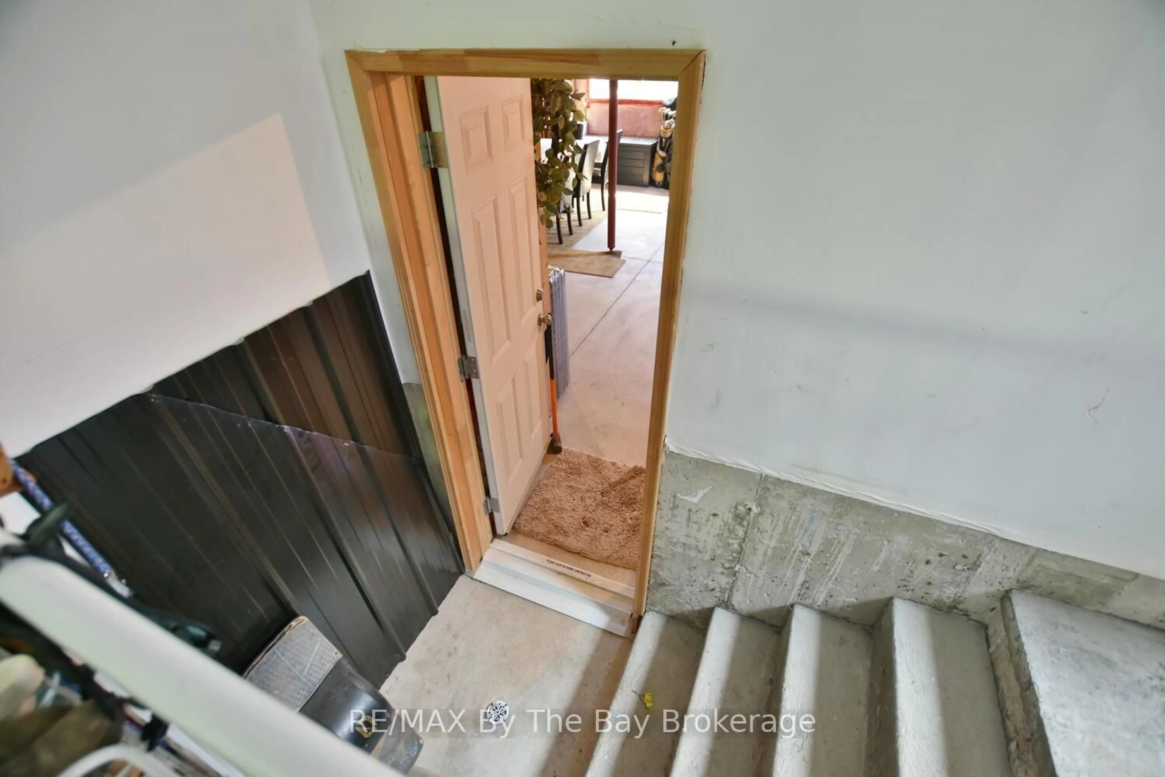 Indoor foyer for 71 48th St, Wasaga Beach Ontario L9Z 2Z8