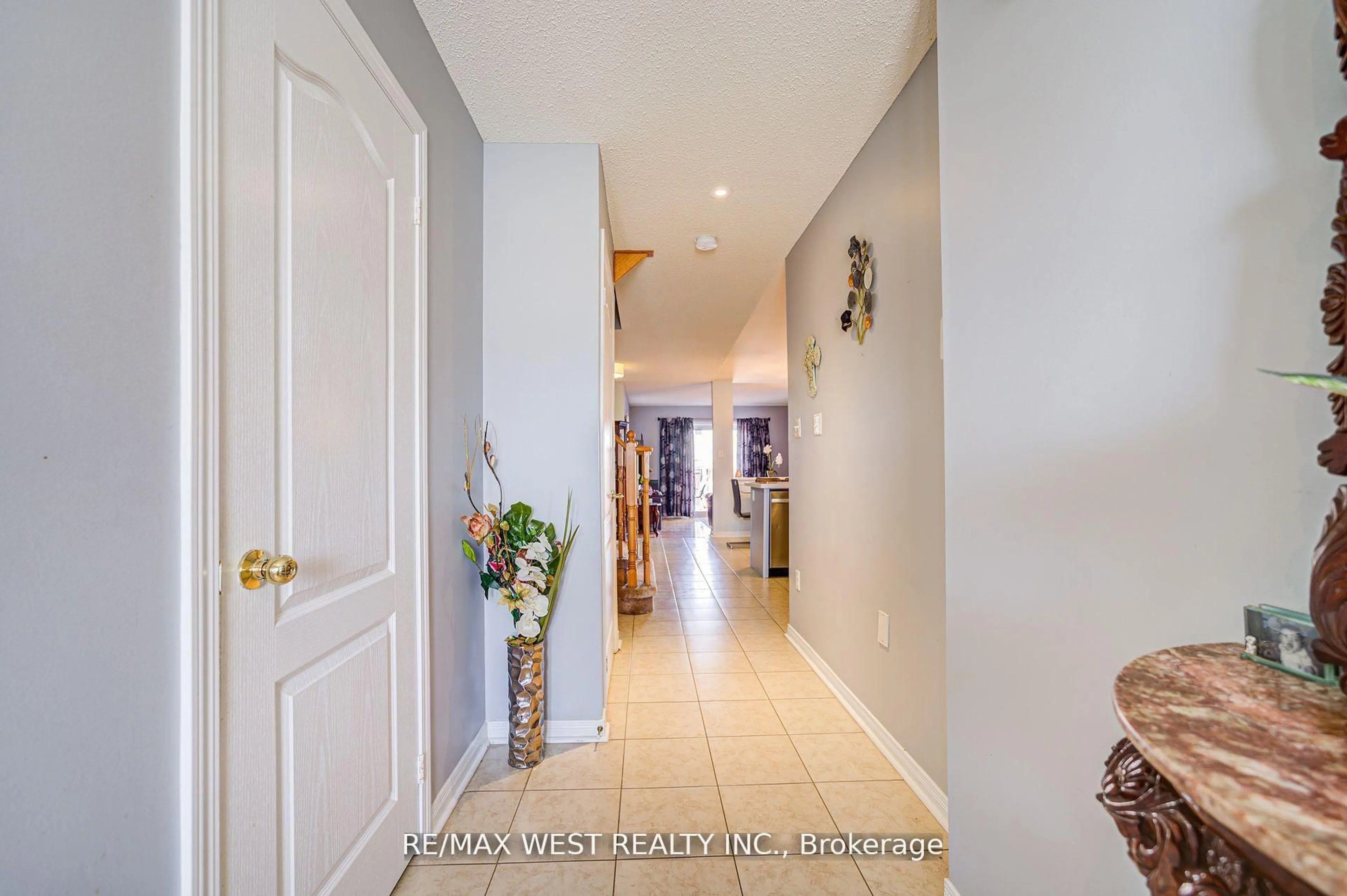 Indoor foyer for 14 Lancaster Crt, Barrie Ontario L4M 0G1