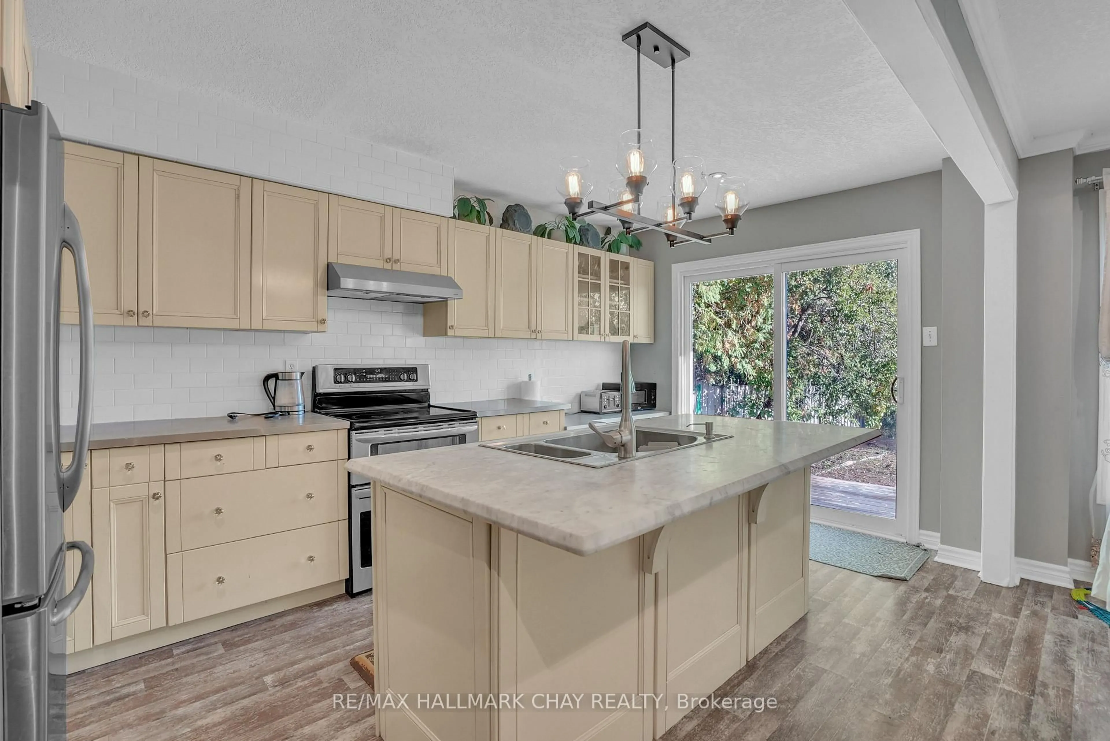Open concept kitchen, ceramic/tile floor for 30 Rosenfeld Dr, Barrie Ontario L4M 5X2