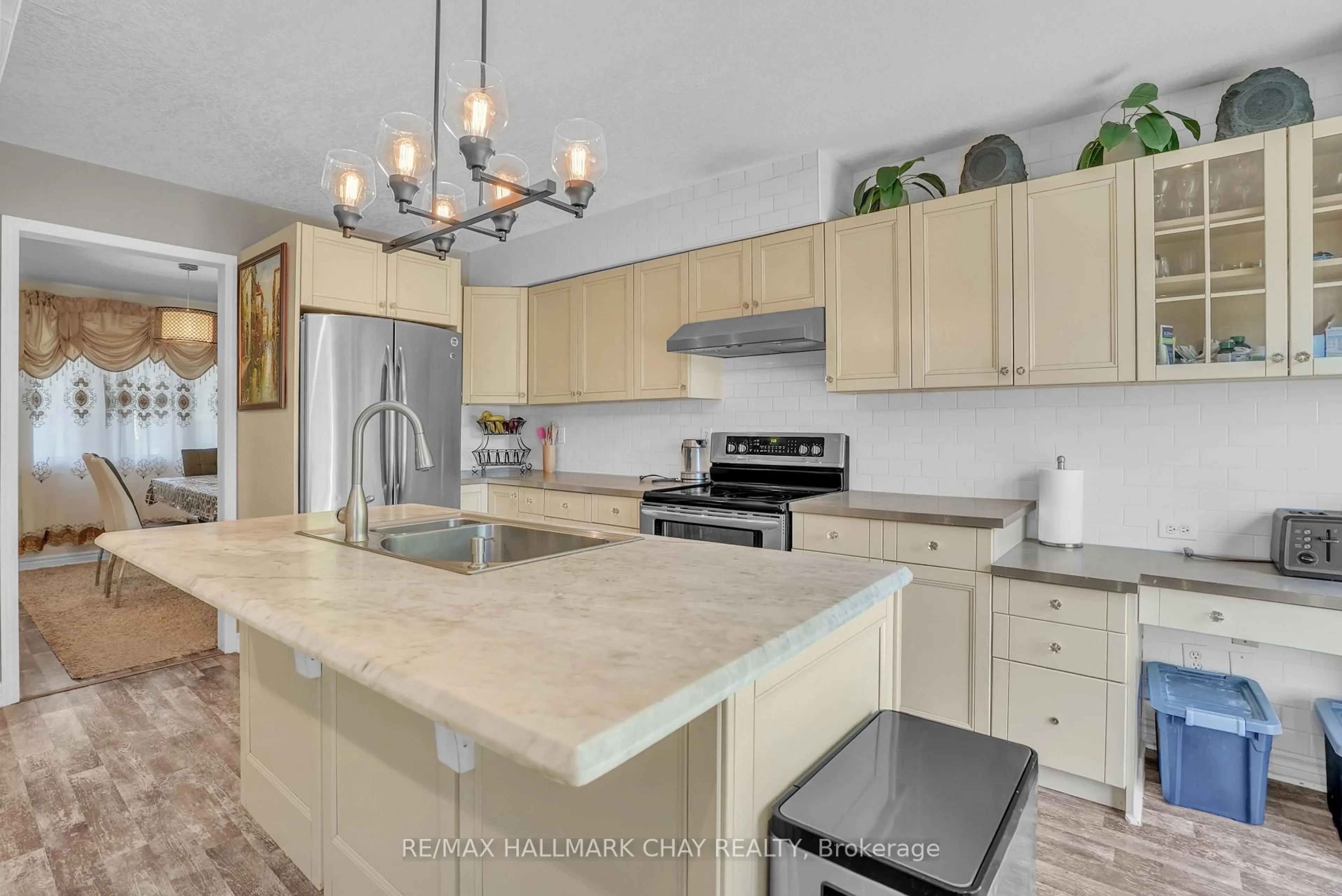 Open concept kitchen, ceramic/tile floor for 30 Rosenfeld Dr, Barrie Ontario L4M 5X2