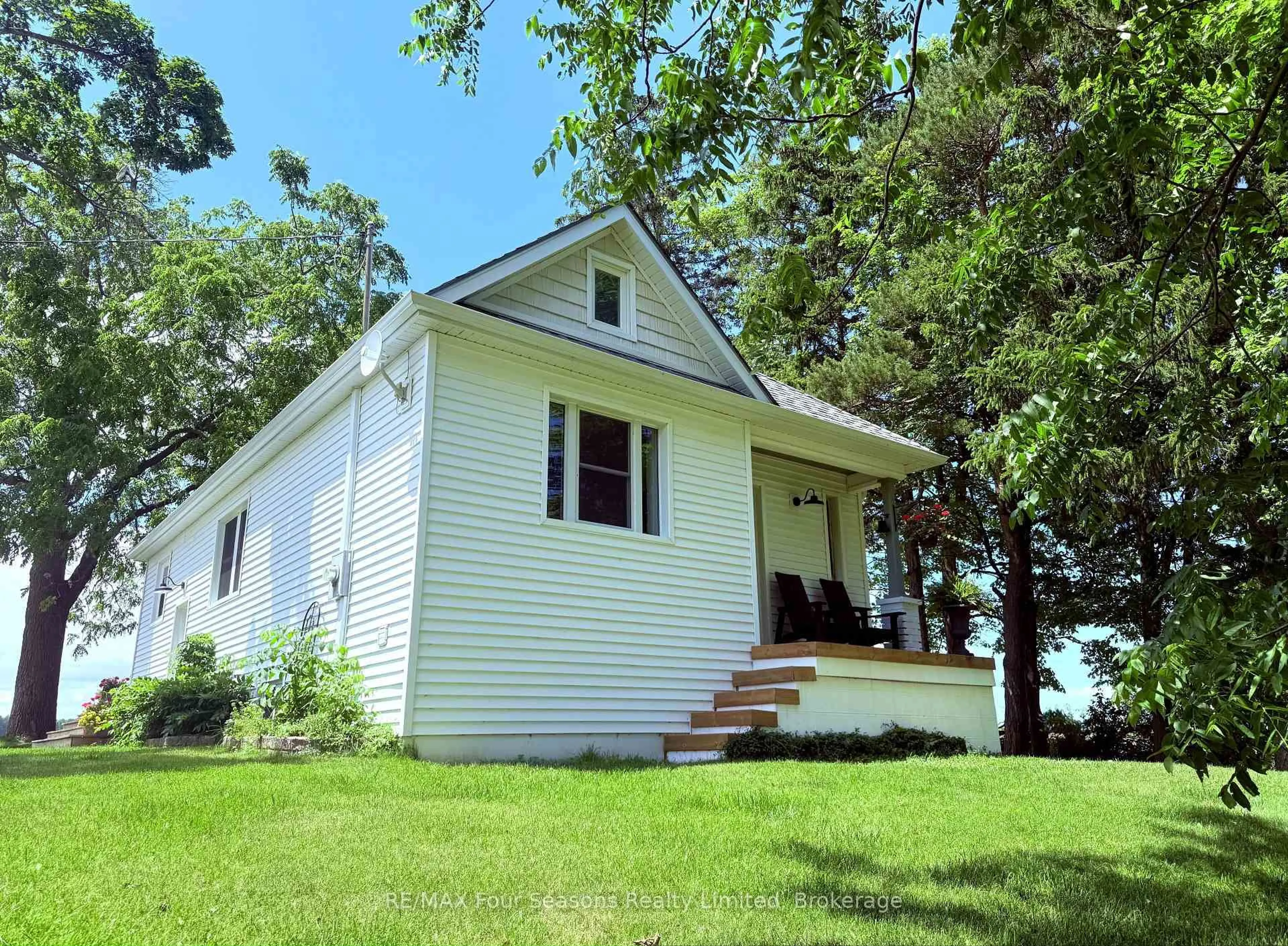 Home with vinyl exterior material, water/lake/river/ocean view for 1154 Fairgrounds Rd, Clearview Ontario L0M 1S0