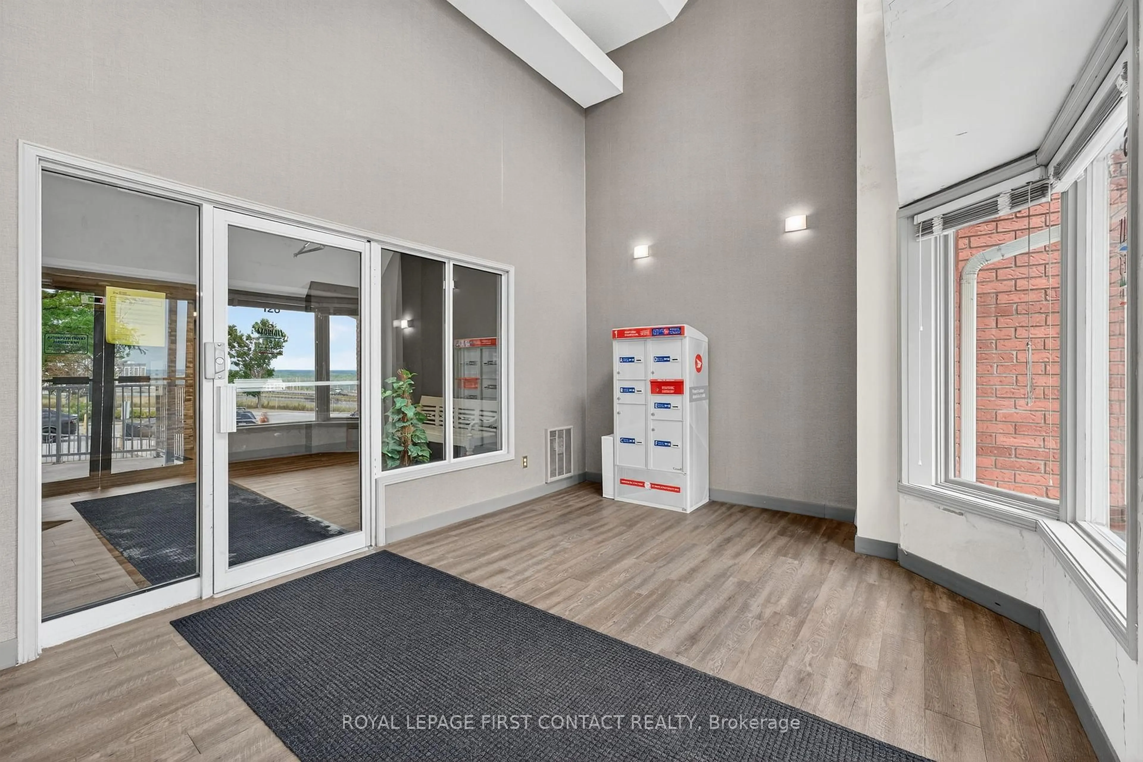 Indoor foyer for 126 Bell Farm Rd #B08, Barrie Ontario L4M 6J3