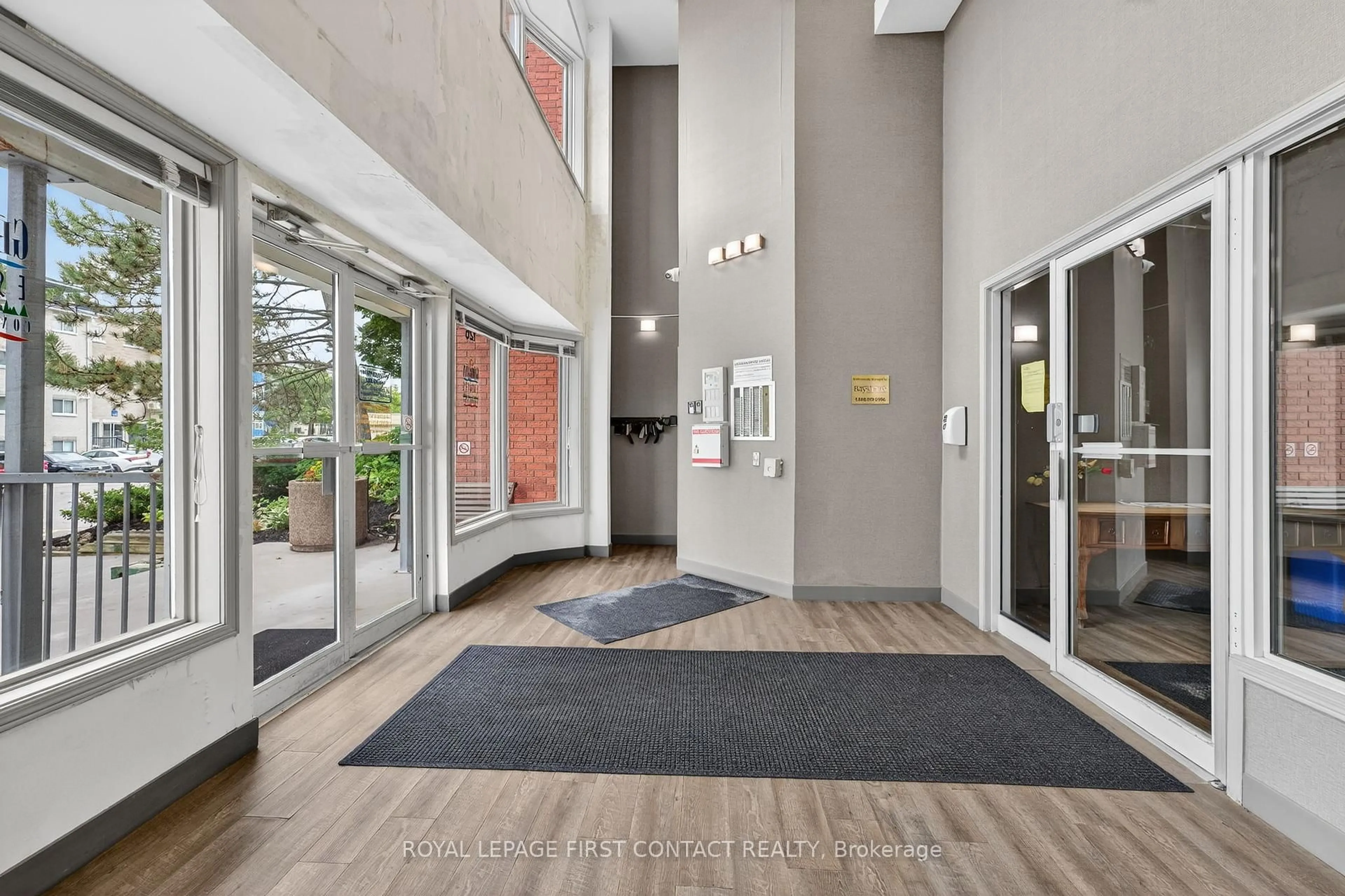 Indoor foyer for 126 Bell Farm Rd #B08, Barrie Ontario L4M 6J3