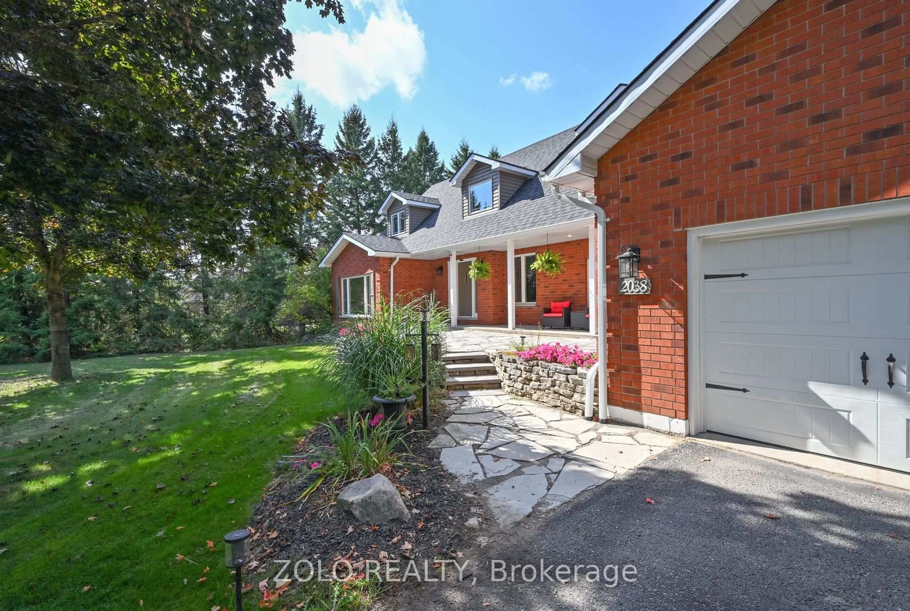A pic from outside/outdoor area/front of a property/back of a property/a pic from drone, unknown for 2038 SNOW VALLEY Rd, Springwater Ontario L9X 1J6