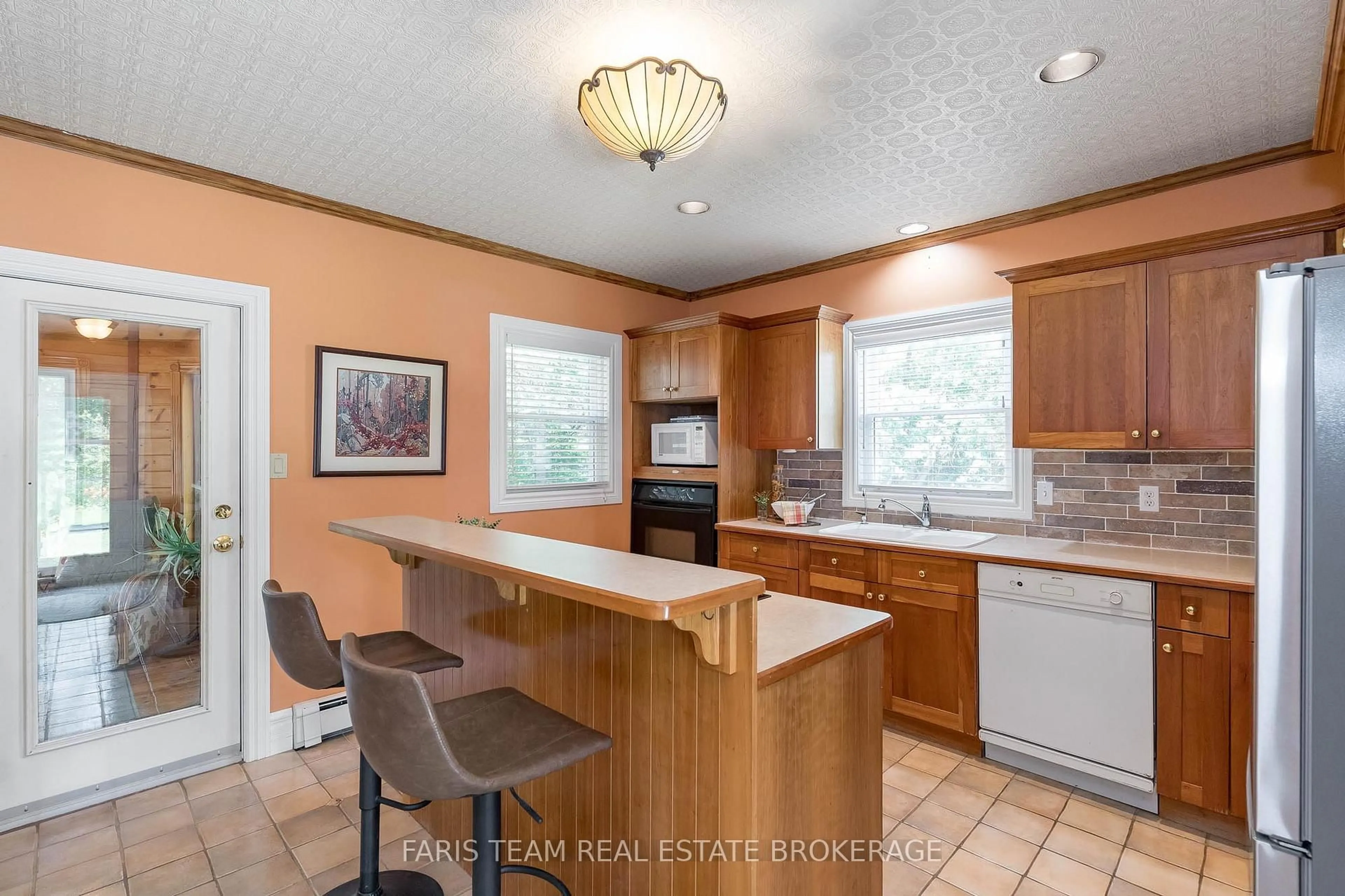 Open concept kitchen, ceramic/tile floor for 1897 10 Line, Oro-Medonte Ontario L0L 1T0
