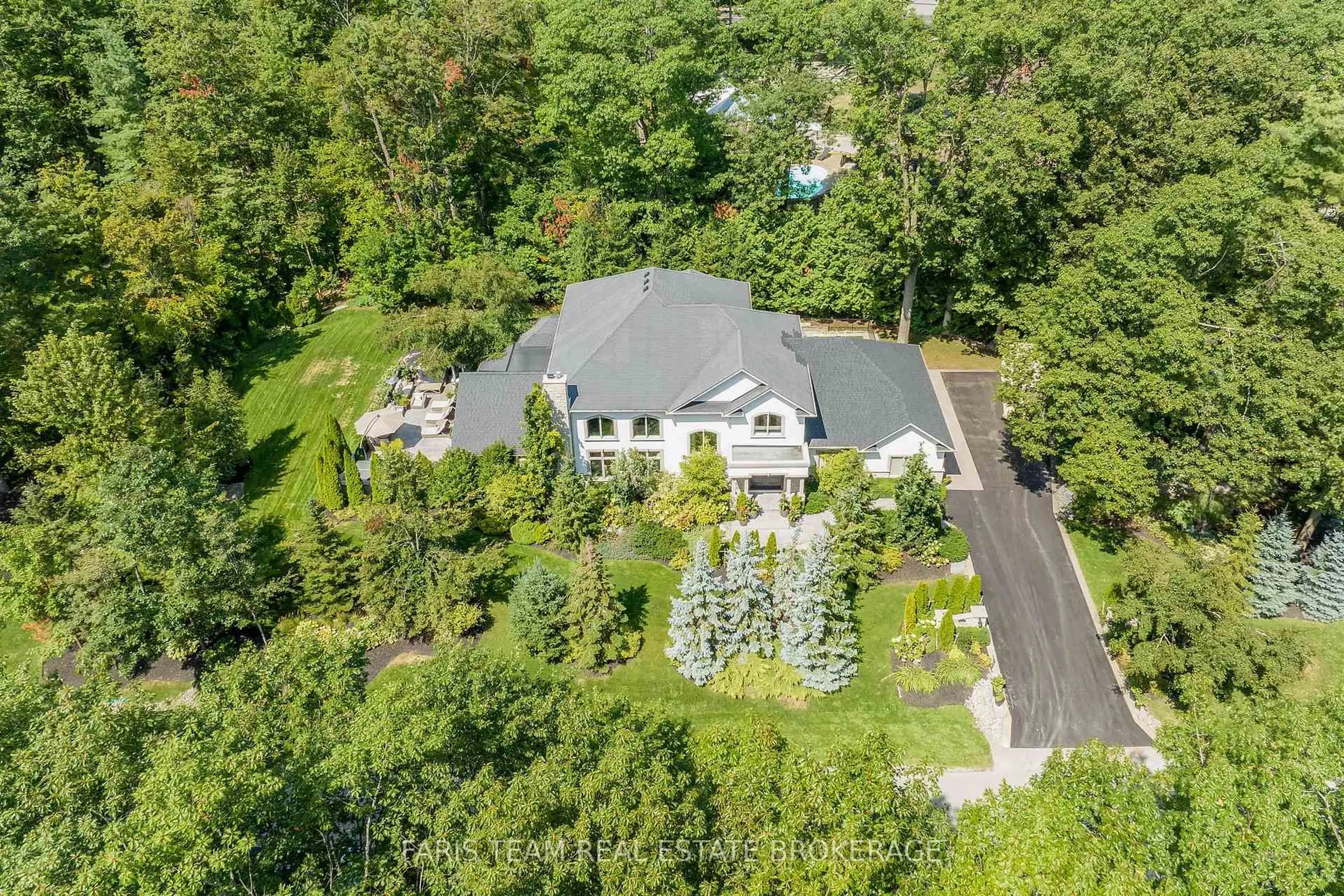 A pic from outside/outdoor area/front of a property/back of a property/a pic from drone, street for 6 Georgina Dr, Barrie Ontario L4M 1E9
