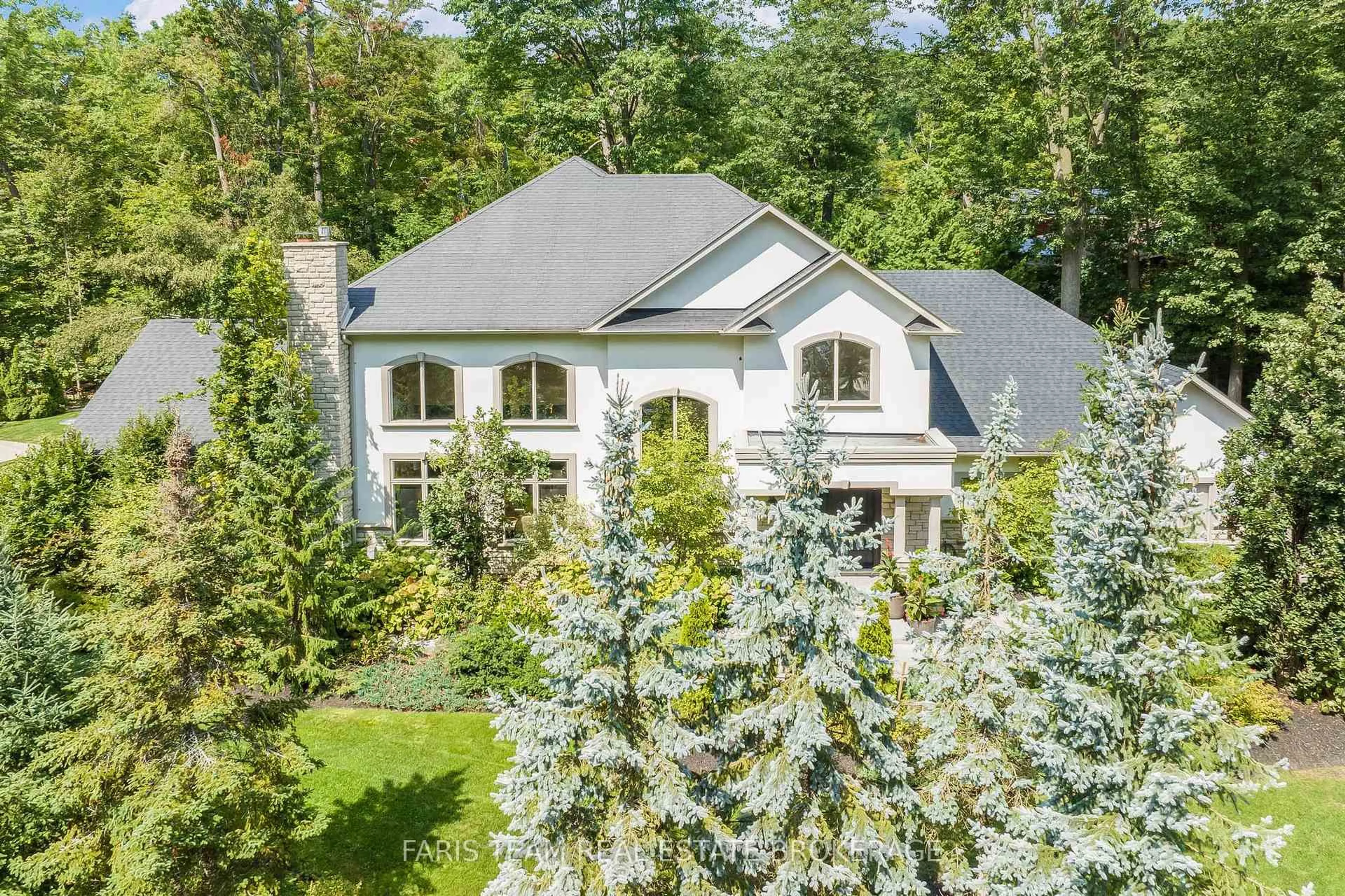 A pic from outside/outdoor area/front of a property/back of a property/a pic from drone, forest/trees view for 6 Georgina Dr, Barrie Ontario L4M 1E9