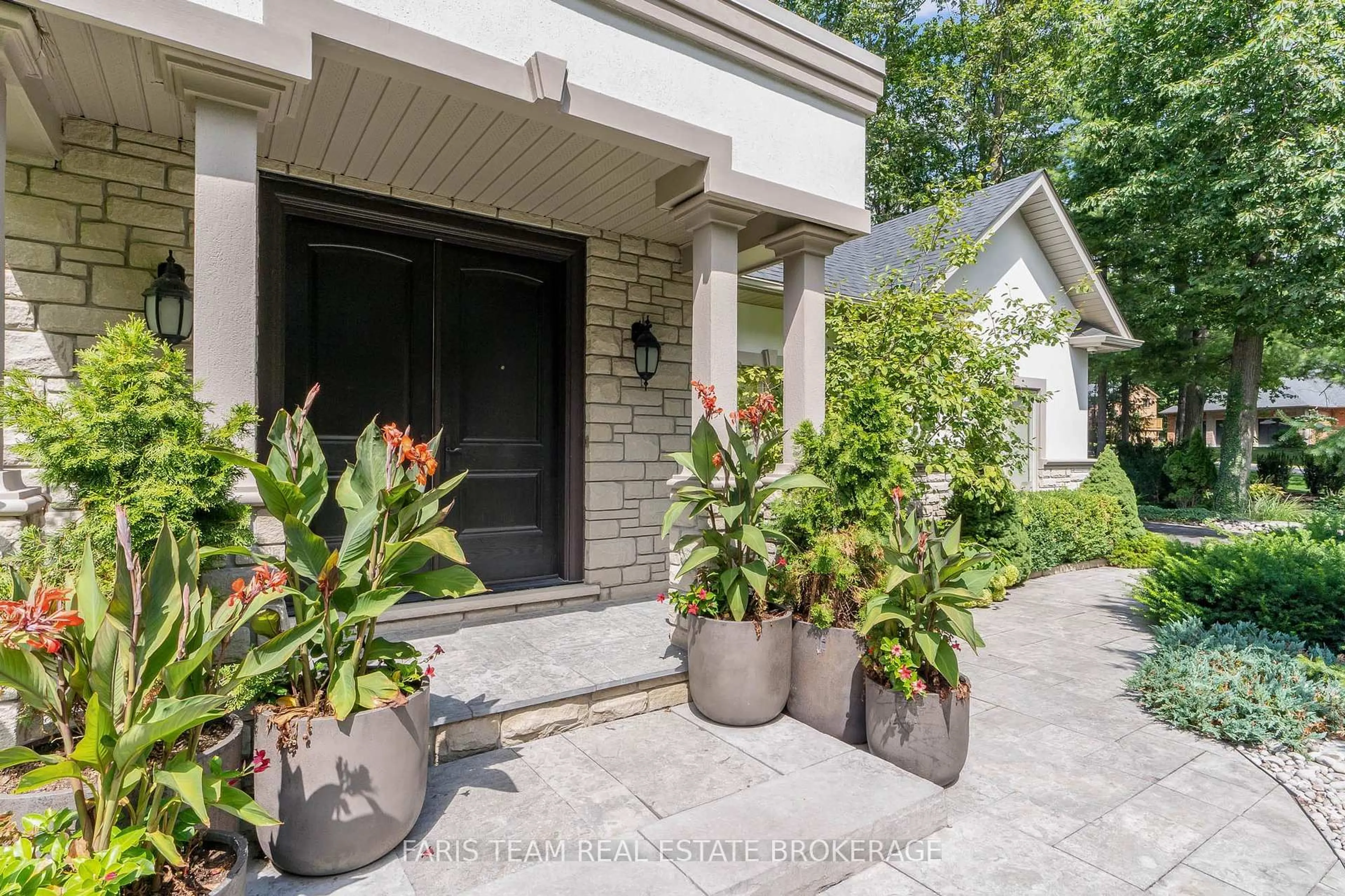 Indoor entryway for 6 Georgina Dr, Barrie Ontario L4M 1E9