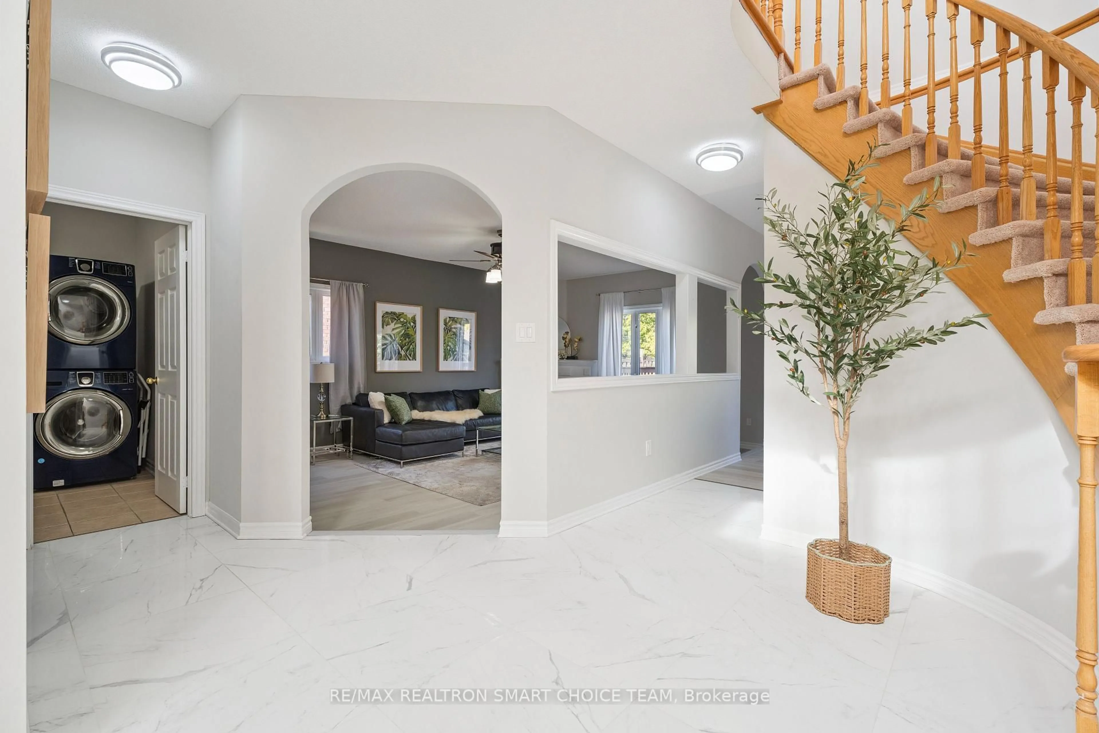 Indoor entryway for 117 Miller Dr, Barrie Ontario L4N 9X2
