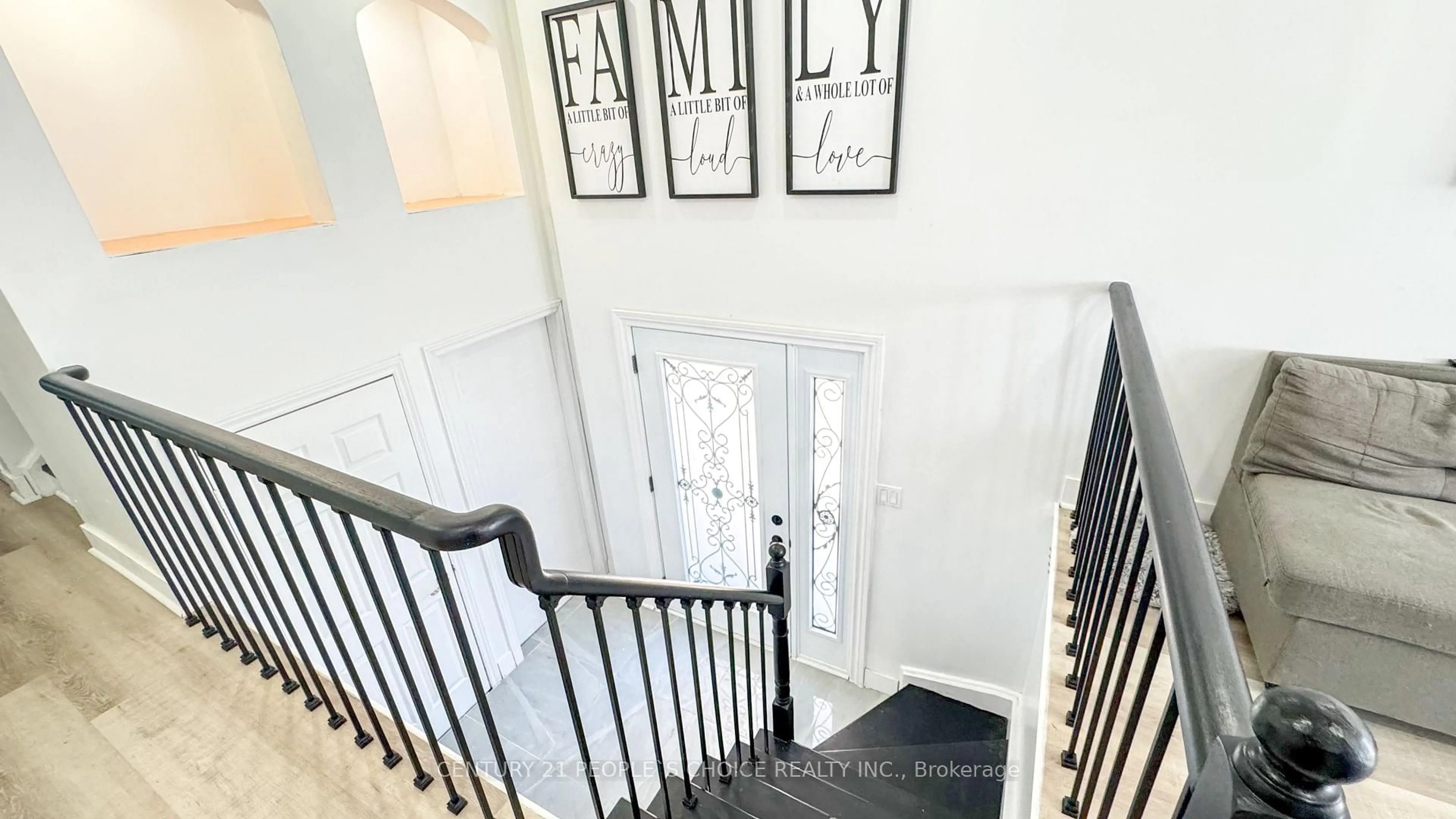 Indoor entryway for 18 Ward Dr, Barrie Ontario L4N 7N9