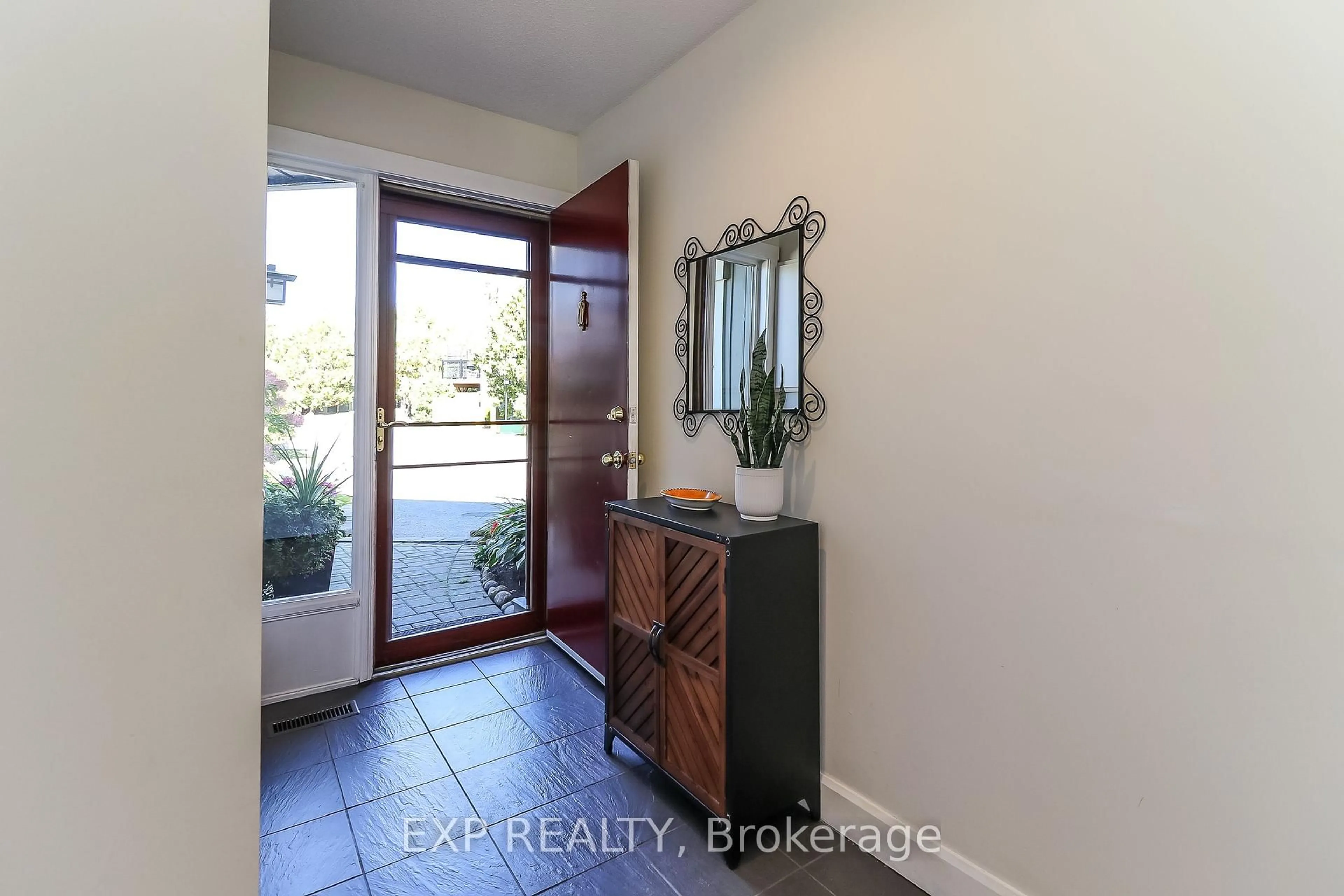 Indoor entryway for 133 Fairway Cres #38, Collingwood Ontario L9Y 5B4