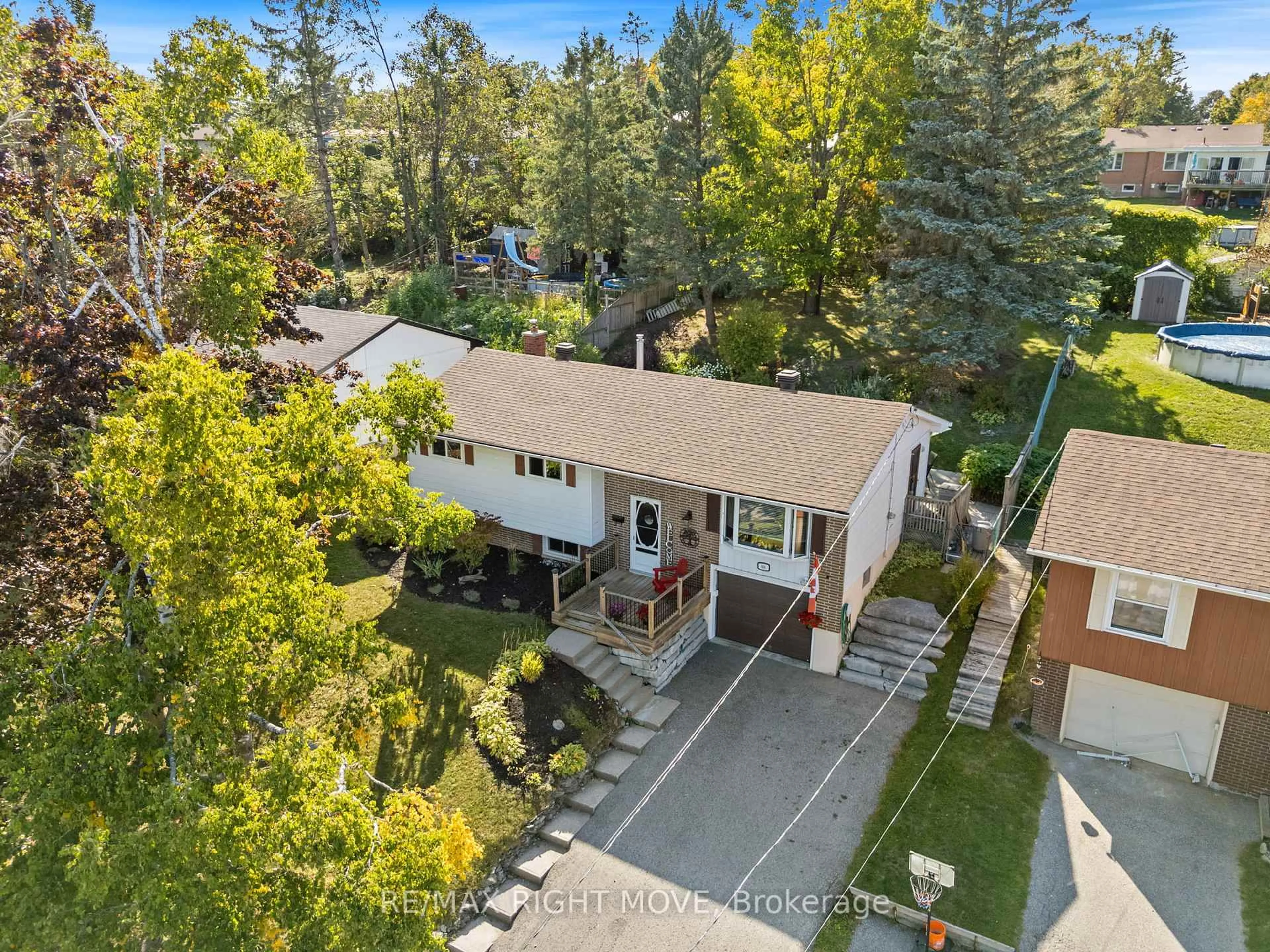 A pic from outside/outdoor area/front of a property/back of a property/a pic from drone, street for 68 Quinn Ave, Orillia Ontario L3V 3H5