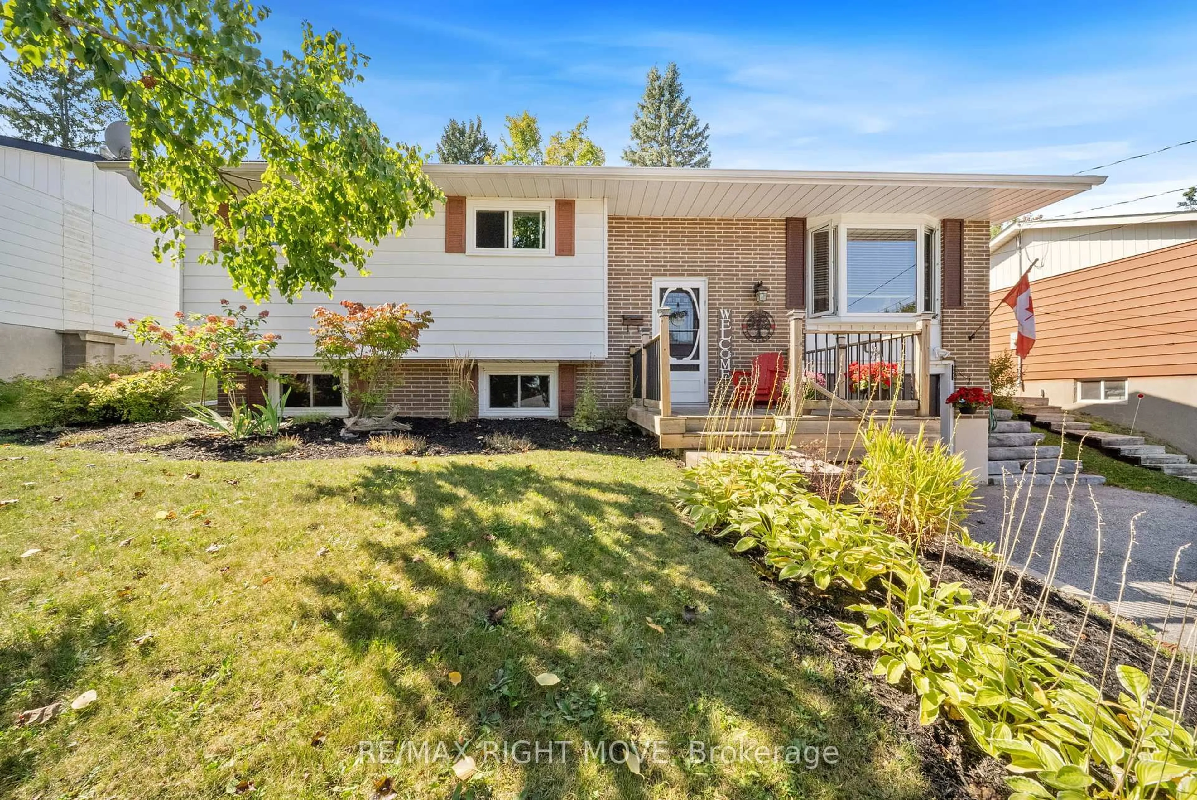 Home with vinyl exterior material, street for 68 Quinn Ave, Orillia Ontario L3V 3H5