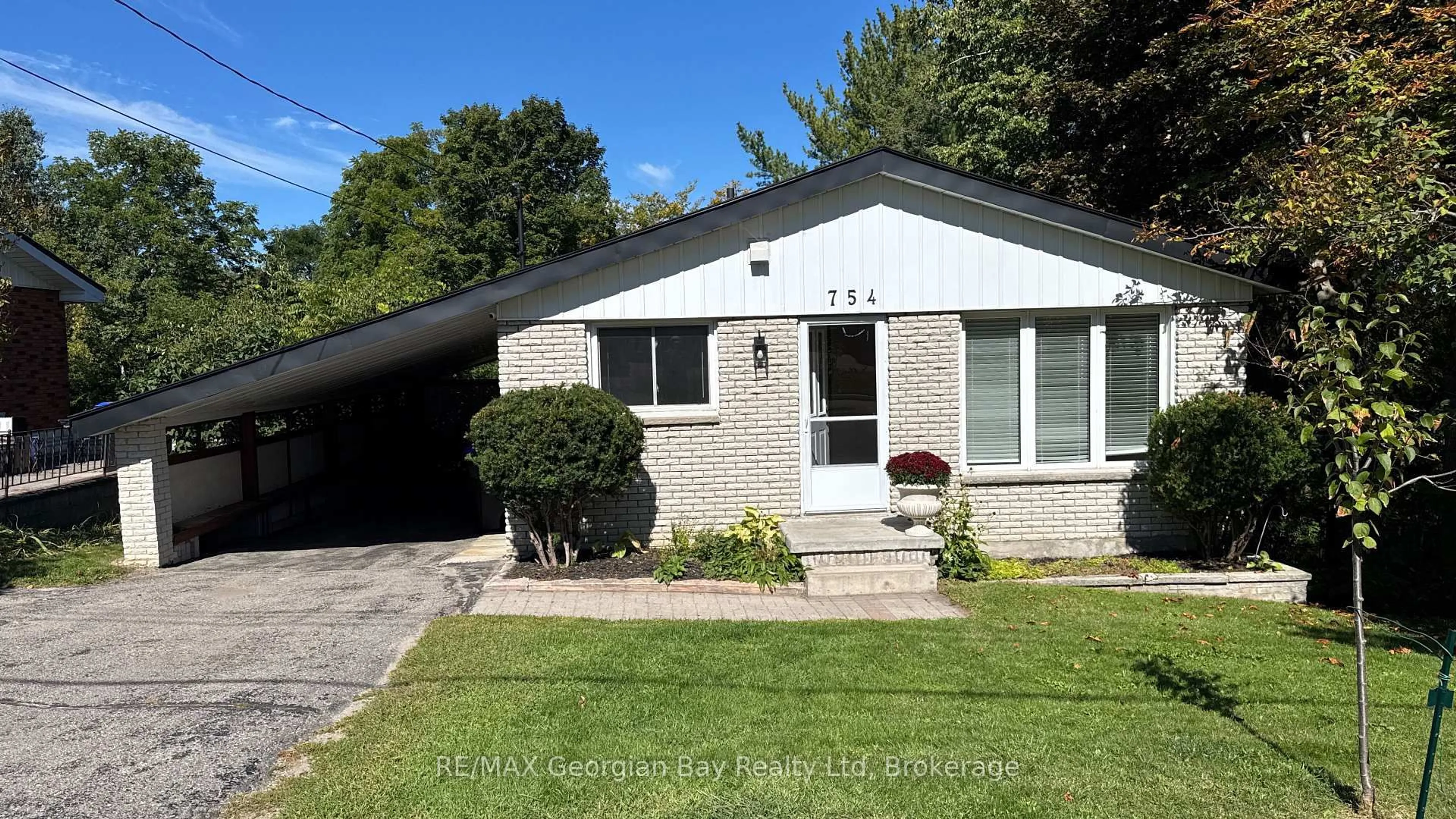 Home with brick exterior material, street for 754 Victoria St, Midland Ontario L4R 1B6