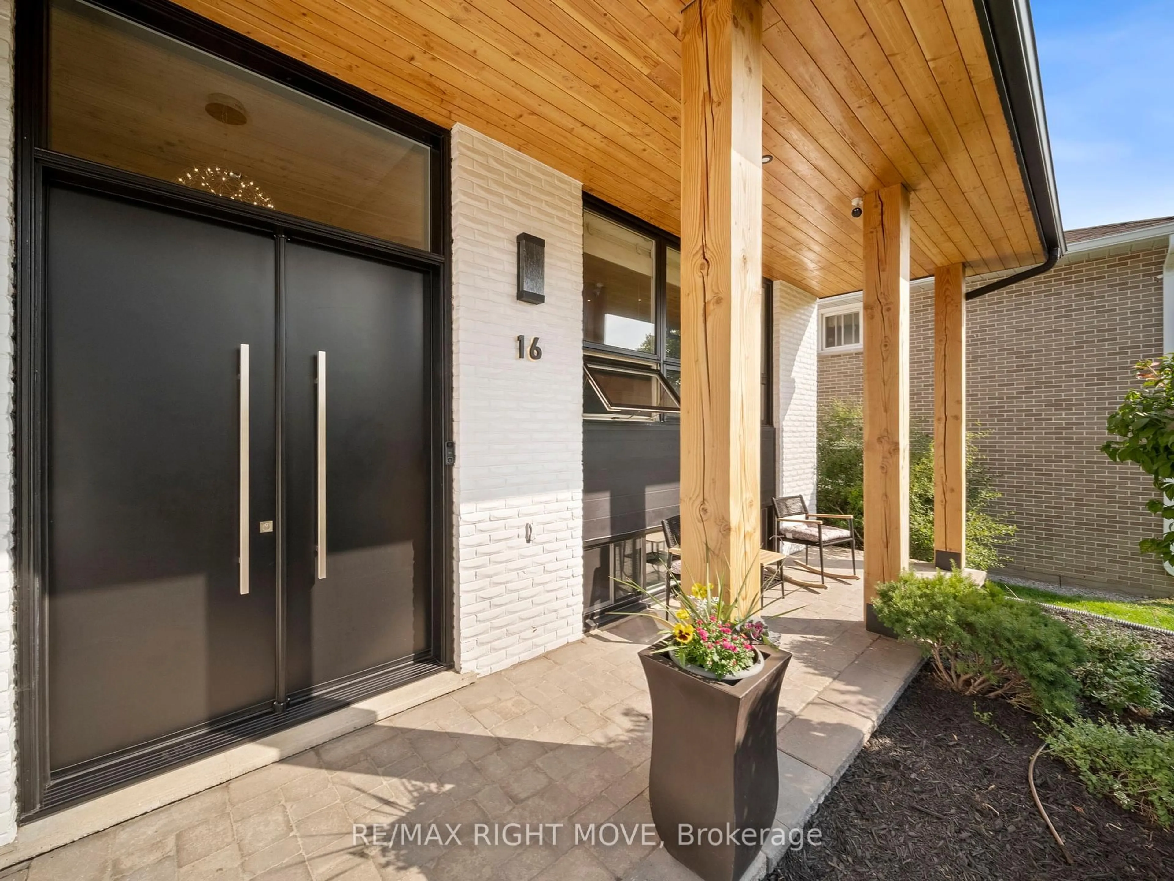 Indoor entryway for 16 Greenfield Ave, Barrie Ontario L4N 2V8
