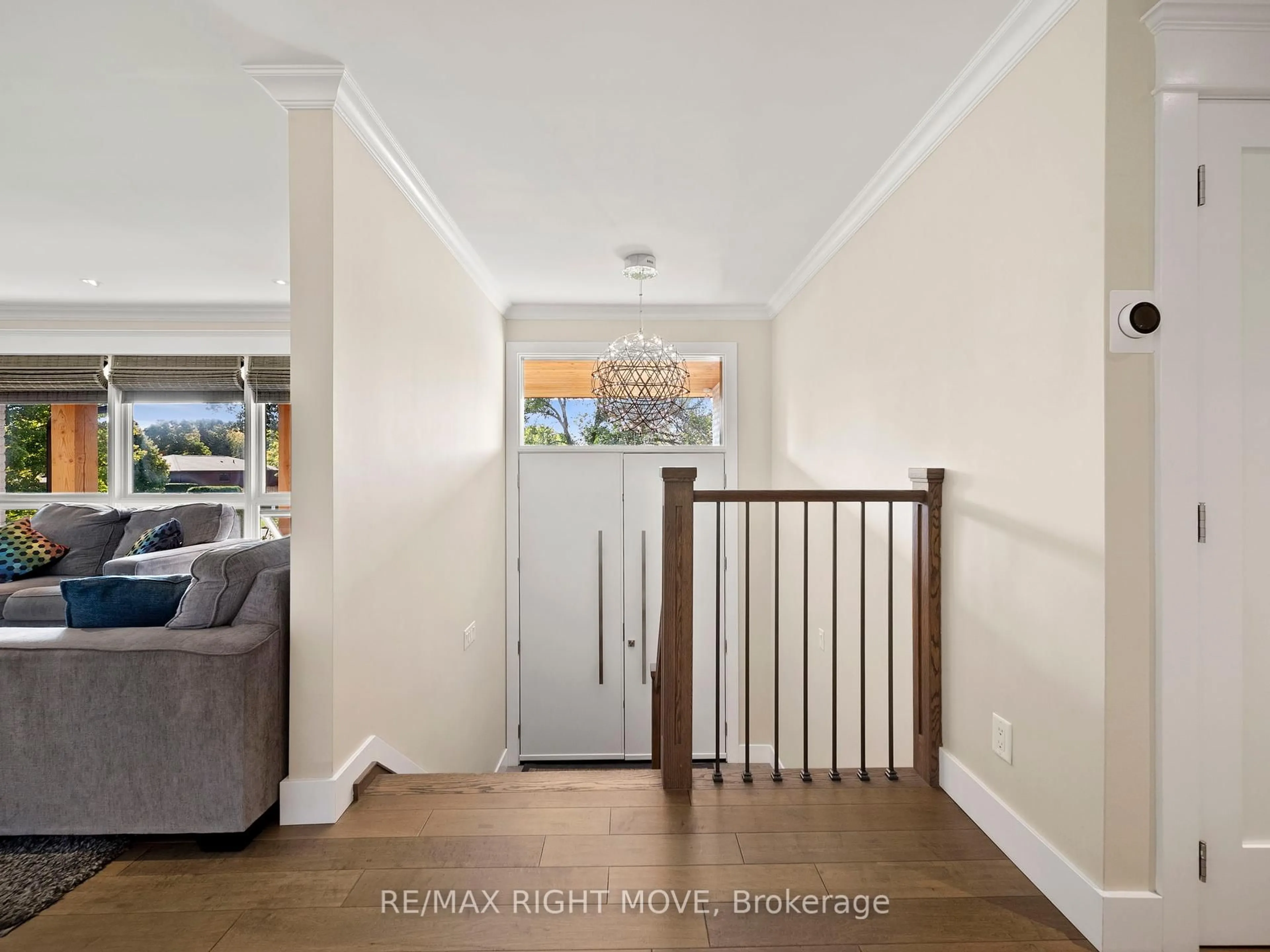 Indoor entryway for 16 Greenfield Ave, Barrie Ontario L4N 2V8