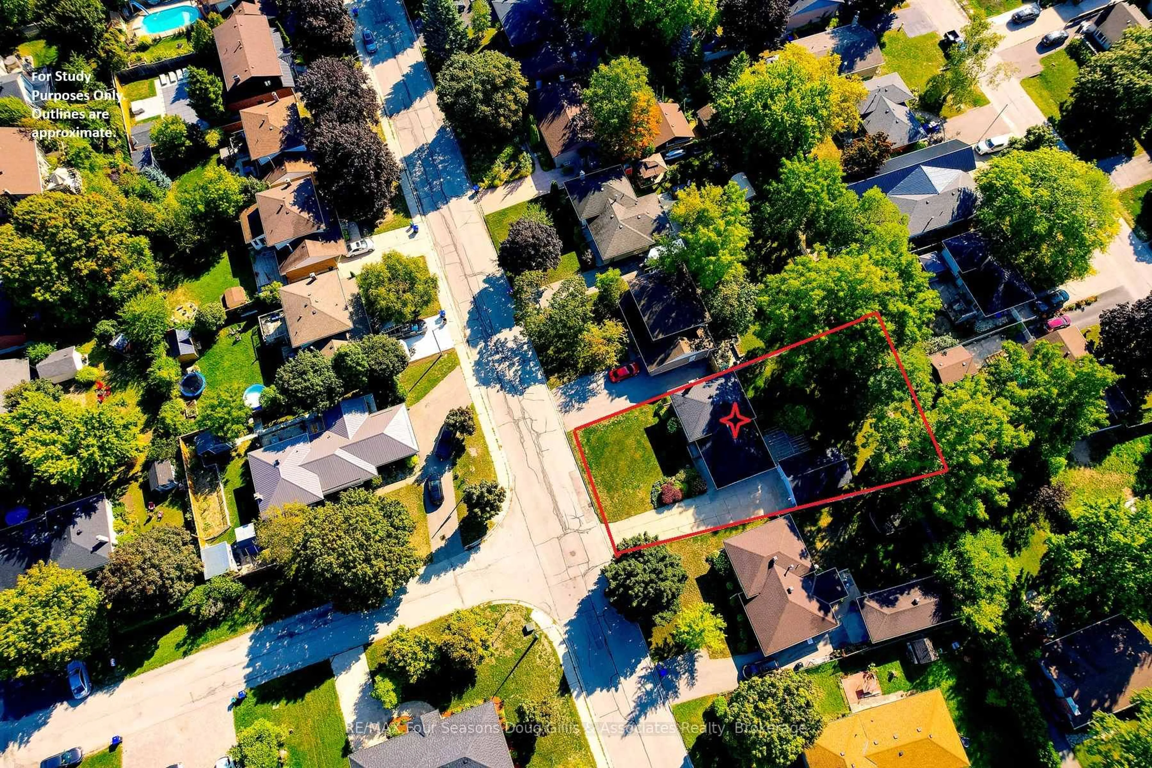 A pic from outside/outdoor area/front of a property/back of a property/a pic from drone, street for 10 Lockhart Rd, Collingwood Ontario L9Y 4B5