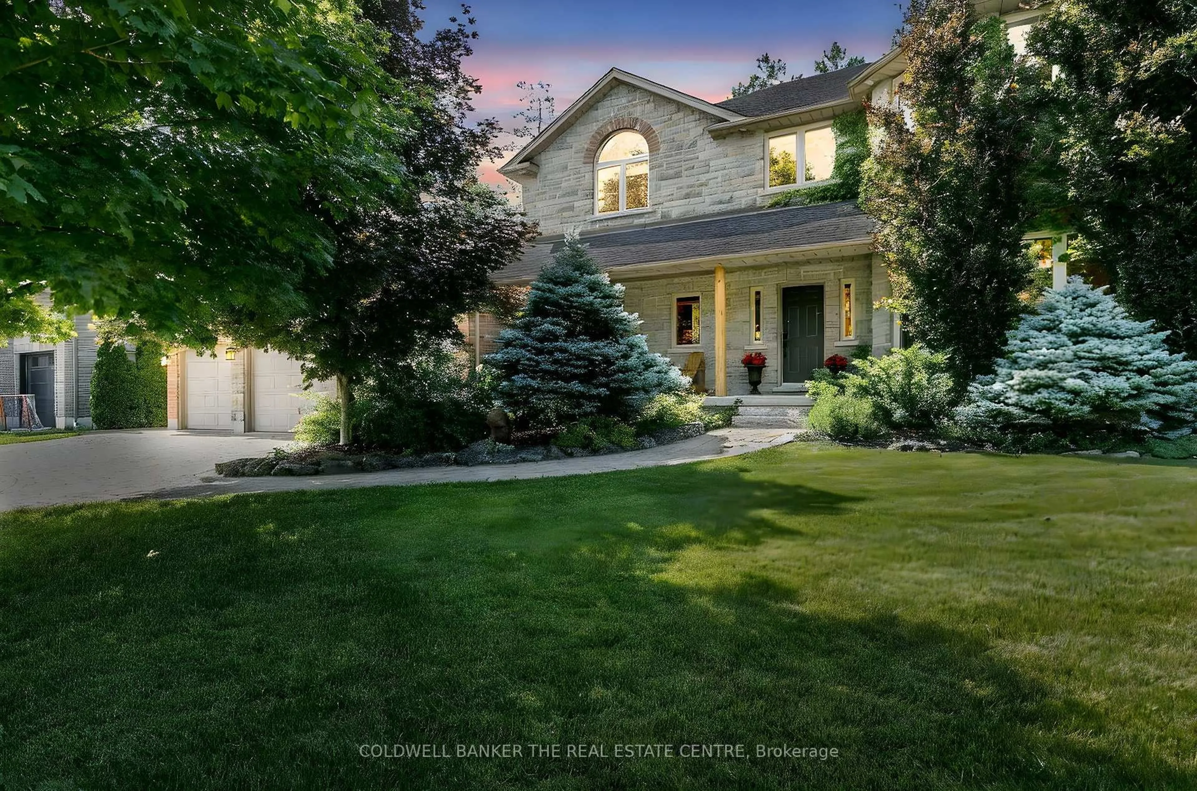 A pic from outside/outdoor area/front of a property/back of a property/a pic from drone, street for 35 Reillys Run, Springwater Ontario L9X 0H6