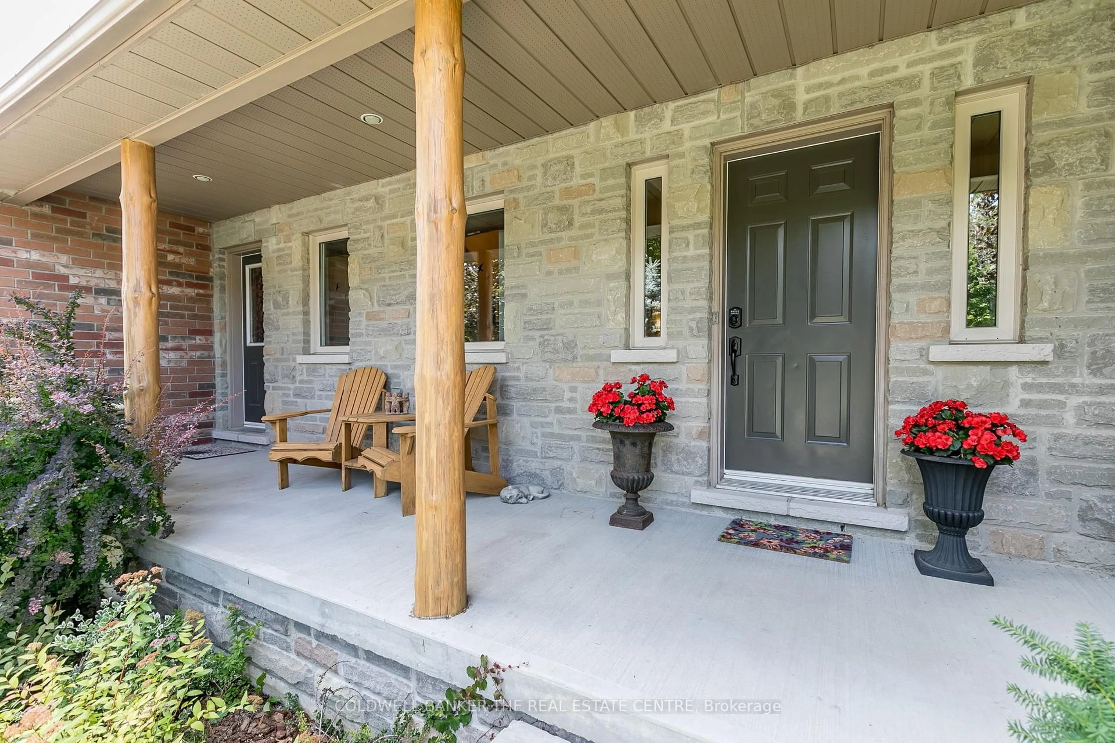 Indoor entryway for 35 Reillys Run, Springwater Ontario L9X 0H6