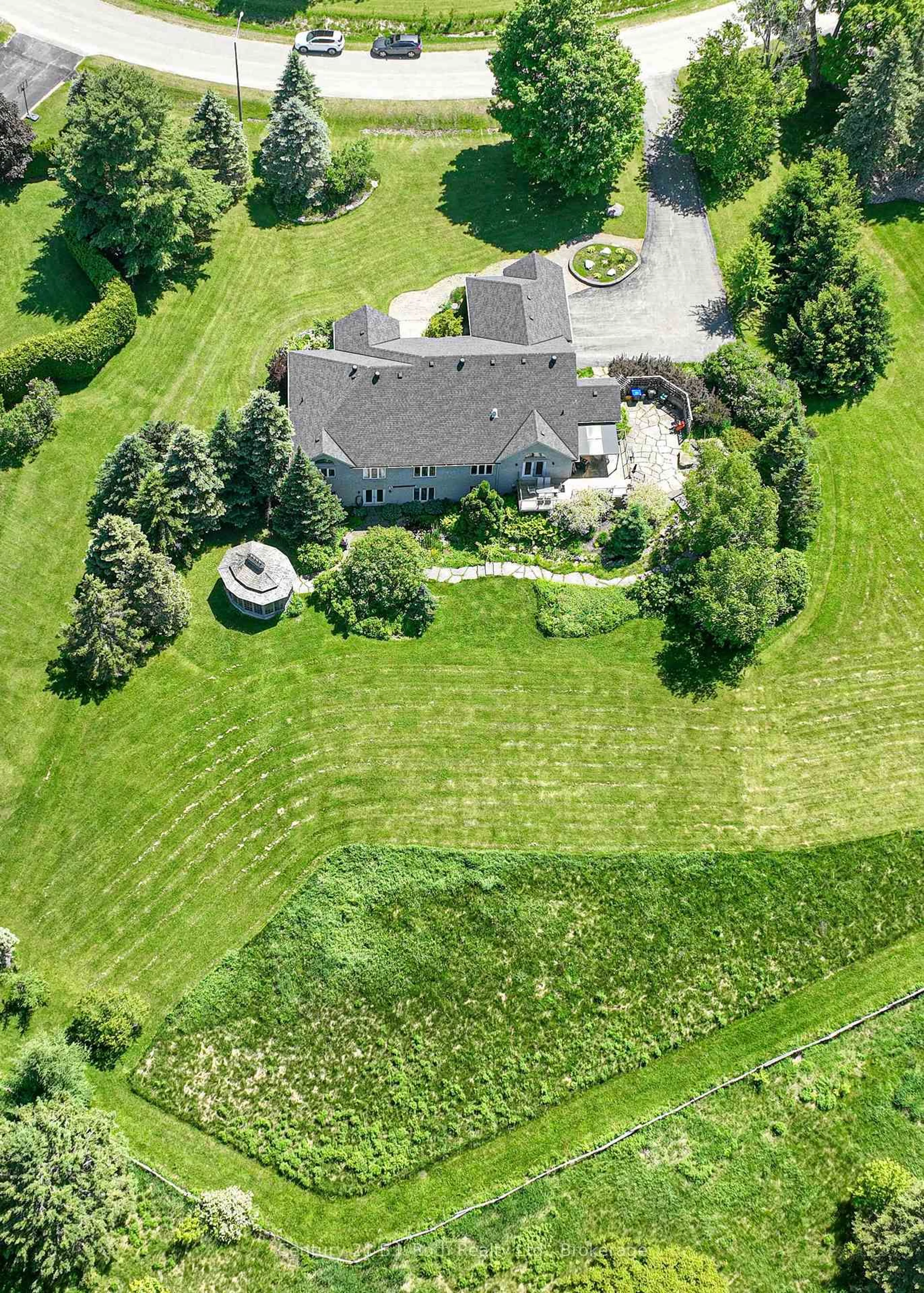 A pic from outside/outdoor area/front of a property/back of a property/a pic from drone, unknown for 1273 Hawk Ridge Cres, Severn Ontario L3V 0Y6