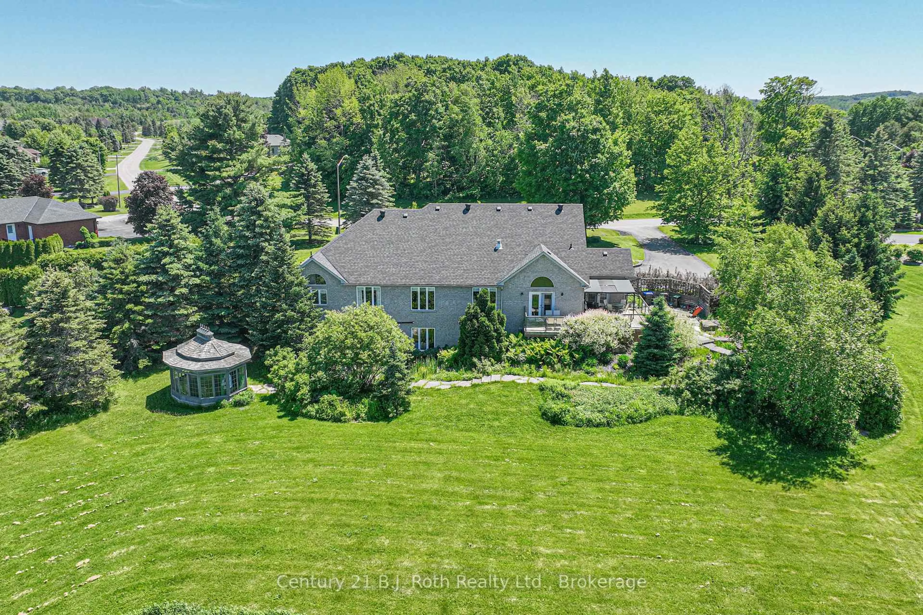 A pic from outside/outdoor area/front of a property/back of a property/a pic from drone, unknown for 1273 Hawk Ridge Cres, Severn Ontario L3V 0Y6