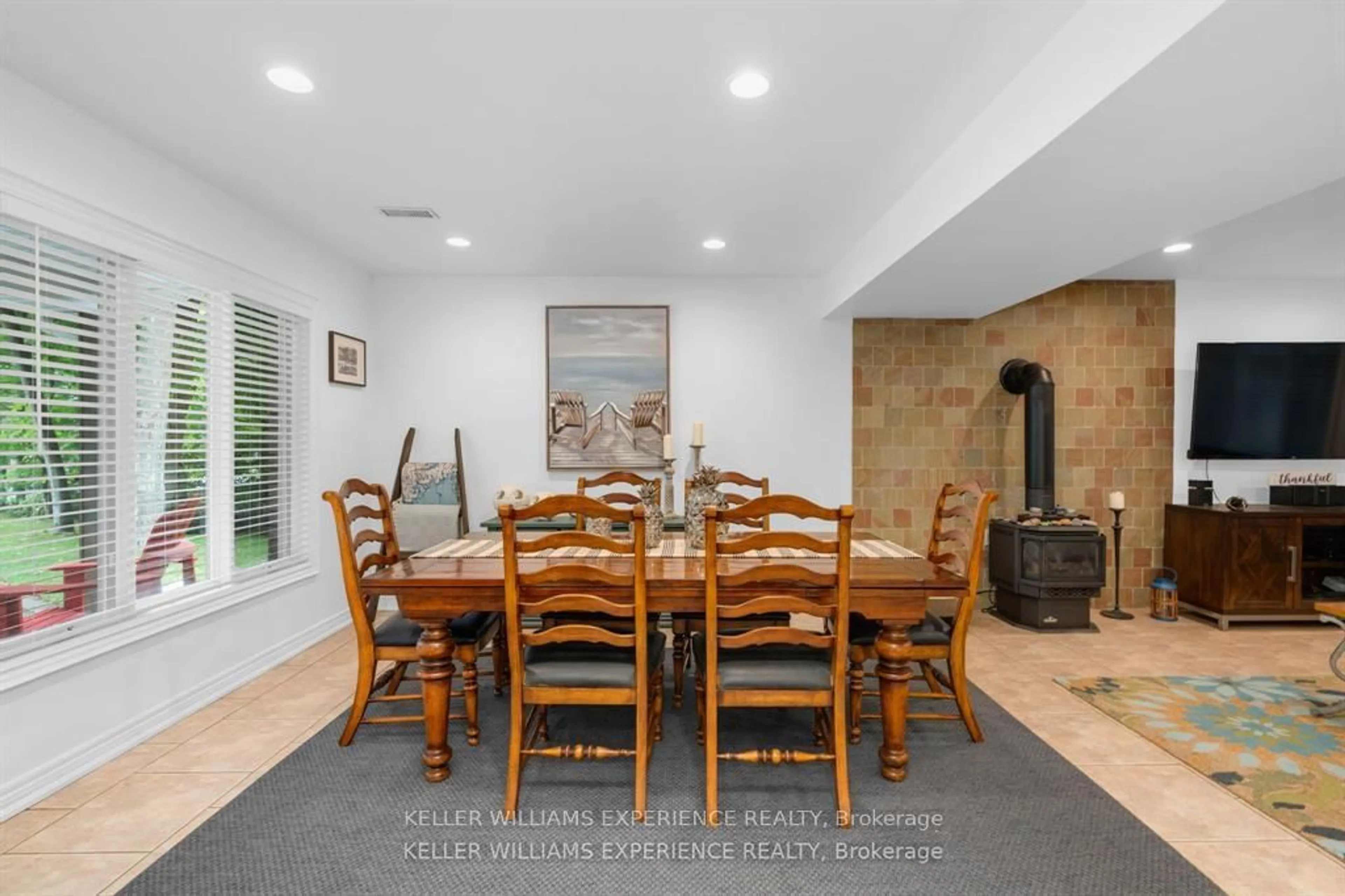 Dining room, ceramic/tile floor for 100 Desroches Tr, Tiny Ontario L9M 0H9