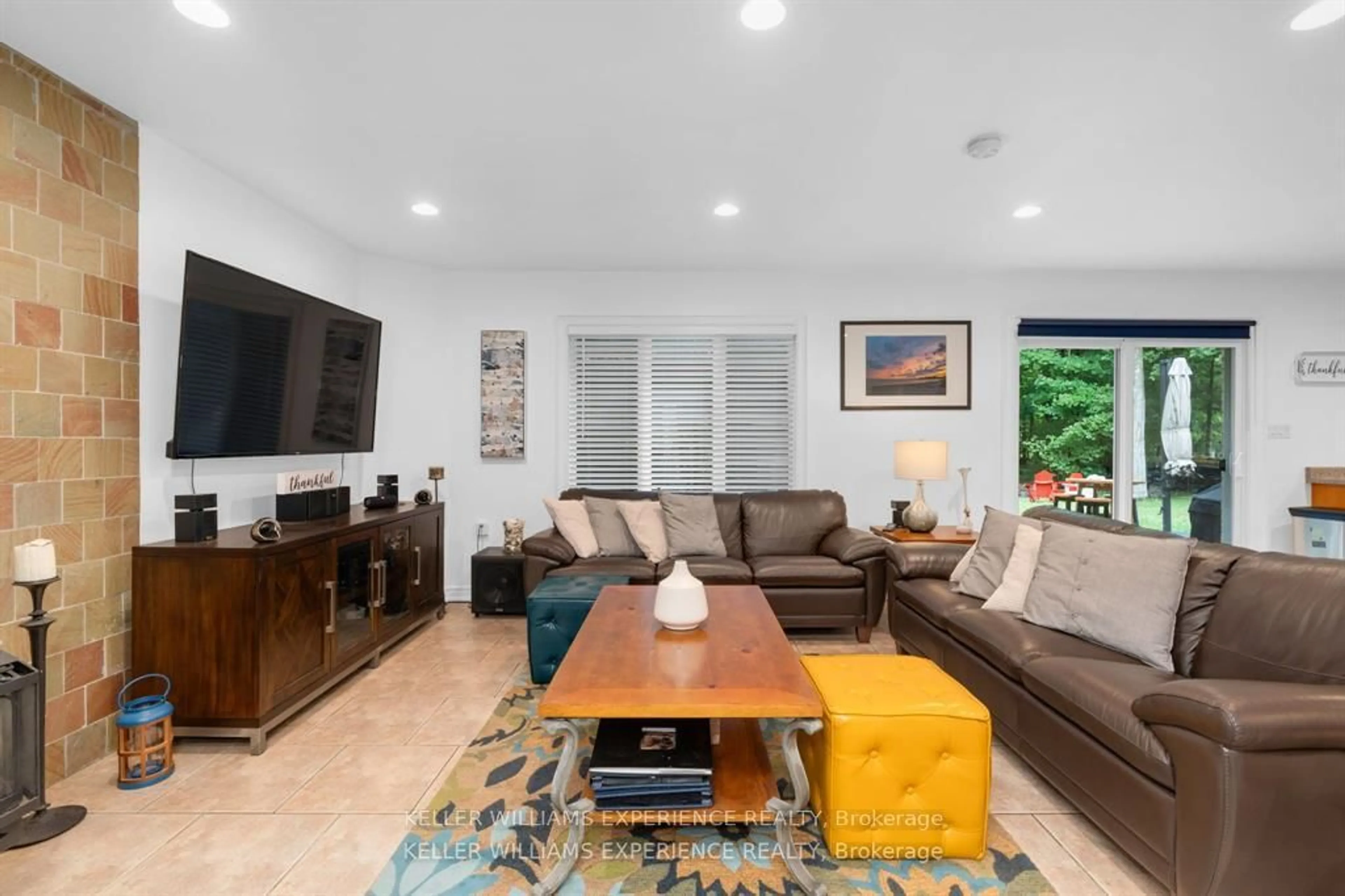 Living room with furniture, unknown for 100 Desroches Tr, Tiny Ontario L9M 0H9