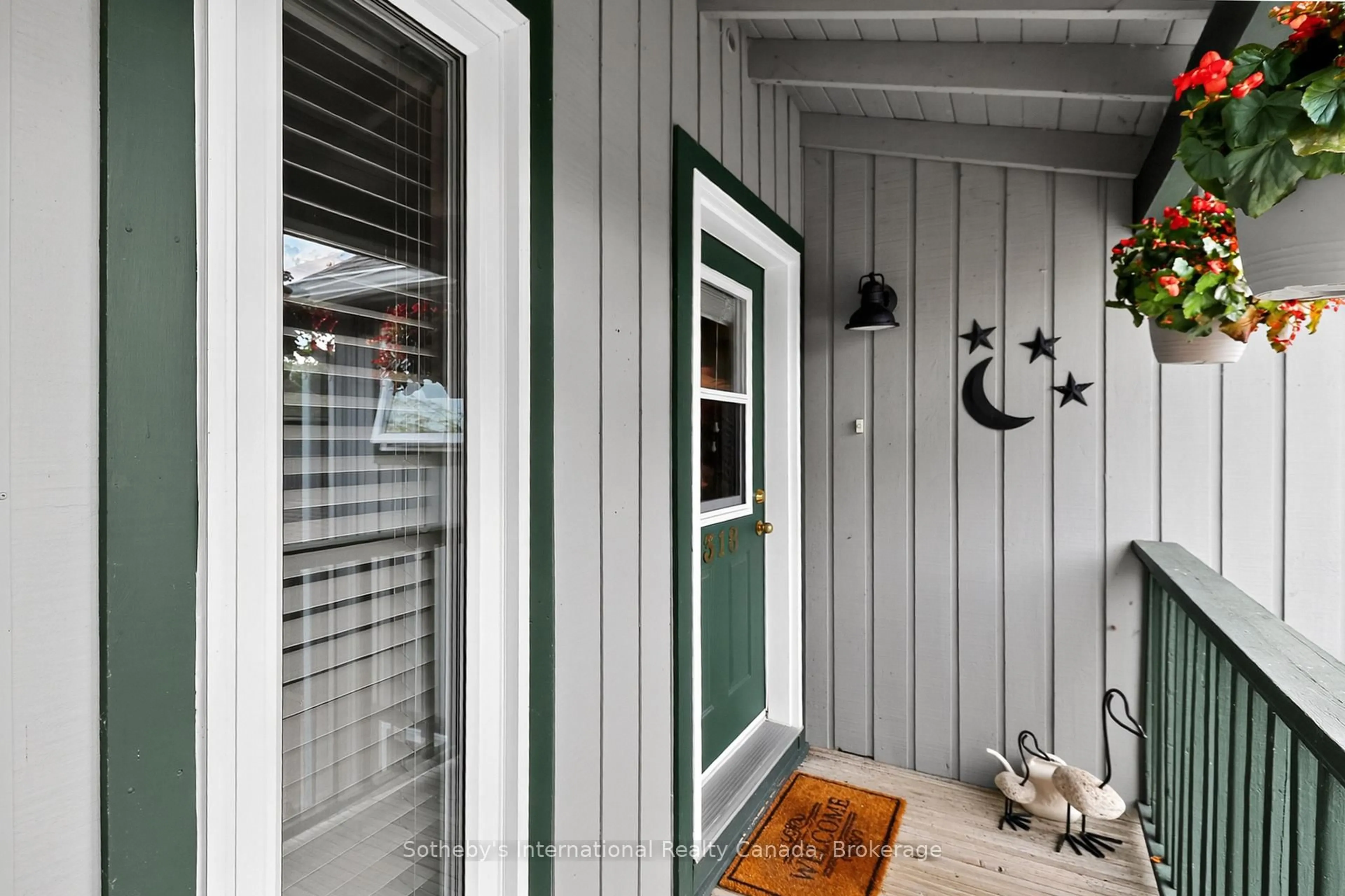 Indoor entryway for 318 Mariners Way, Collingwood Ontario L9Y 5C7