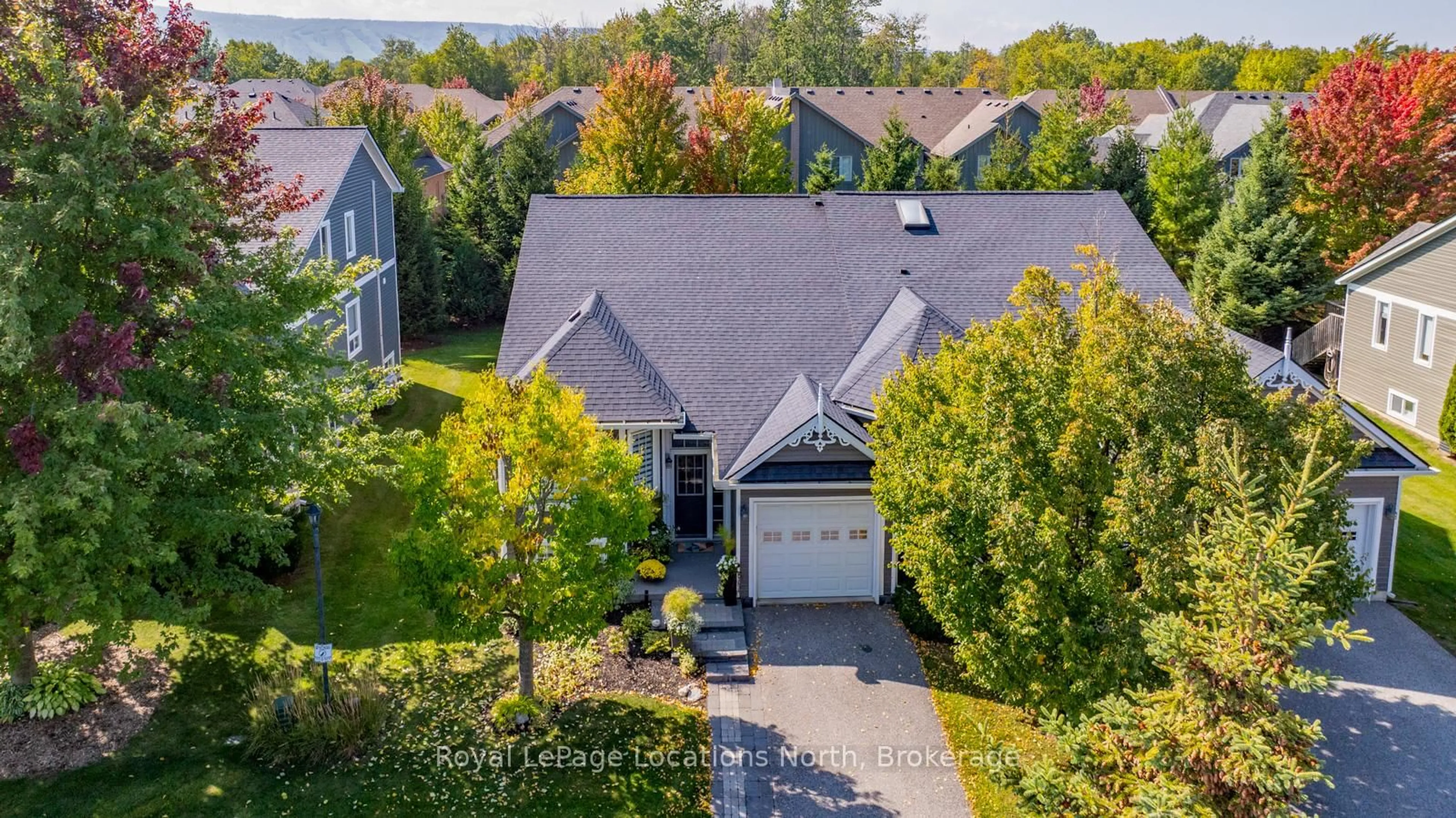 A pic from outside/outdoor area/front of a property/back of a property/a pic from drone, street for 62 Green Briar Dr, Collingwood Ontario L9Y 5J2