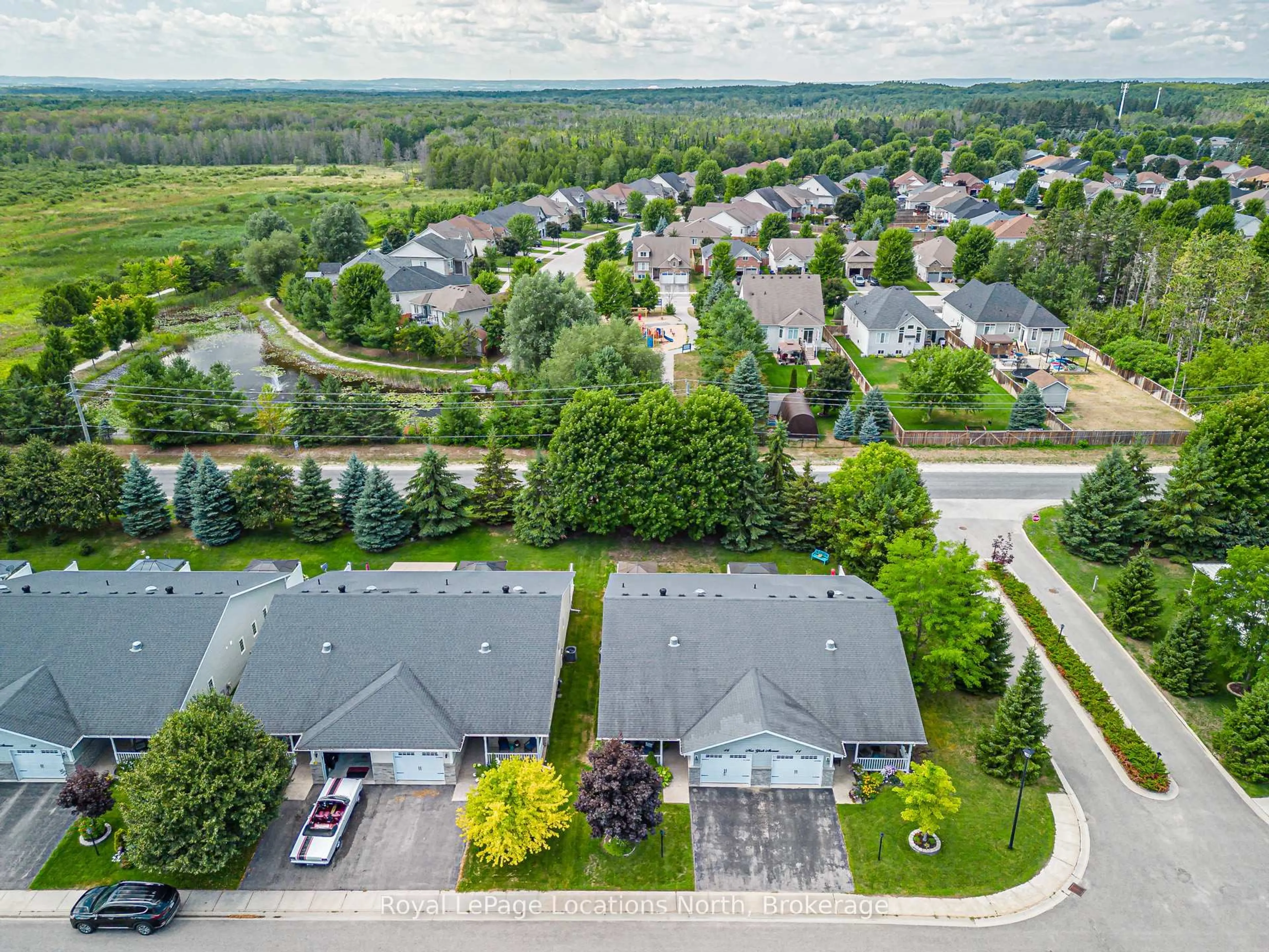 A pic from outside/outdoor area/front of a property/back of a property/a pic from drone, street for 46 New York Ave, Wasaga Beach Ontario L9Z 3A8