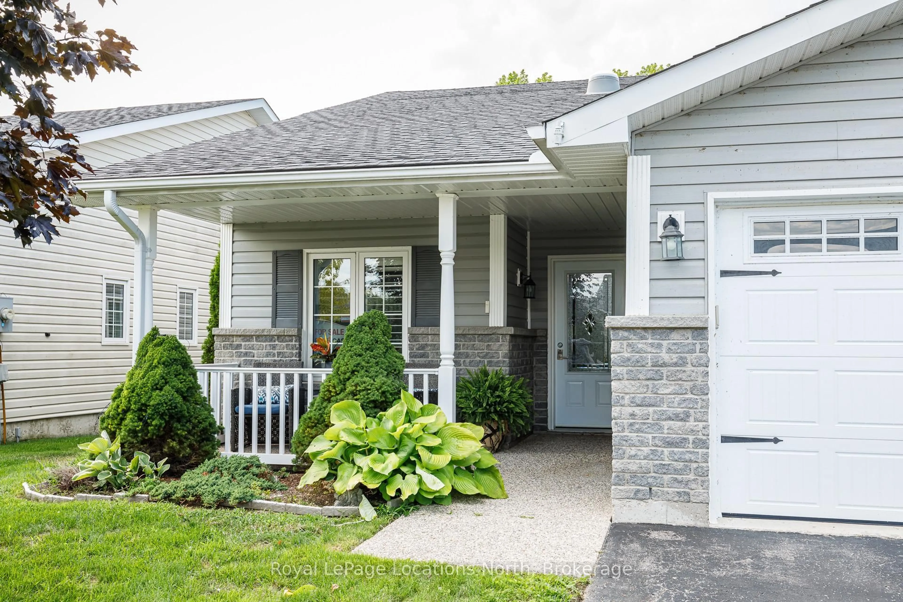 Home with vinyl exterior material, street for 46 New York Ave, Wasaga Beach Ontario L9Z 3A8