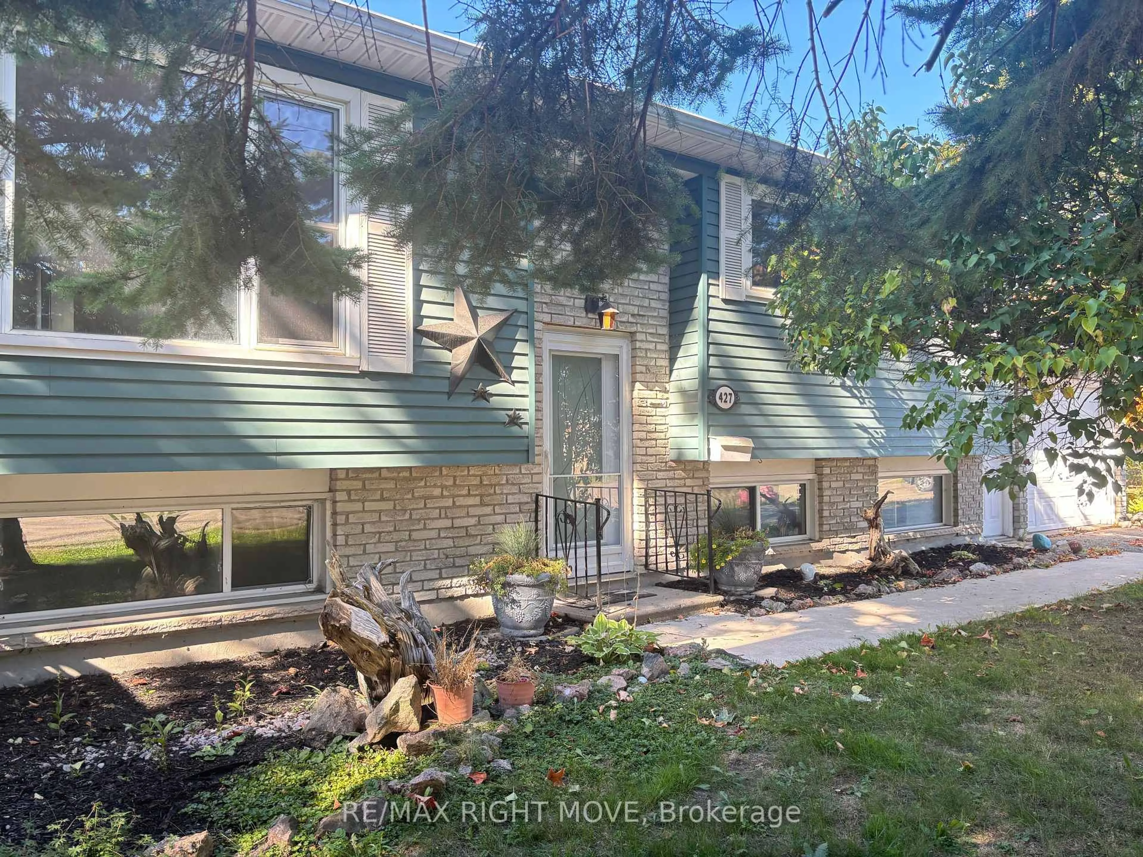 A pic from outside/outdoor area/front of a property/back of a property/a pic from drone, unknown for 427 Jamieson Dr, Orillia Ontario L3V 4Y6