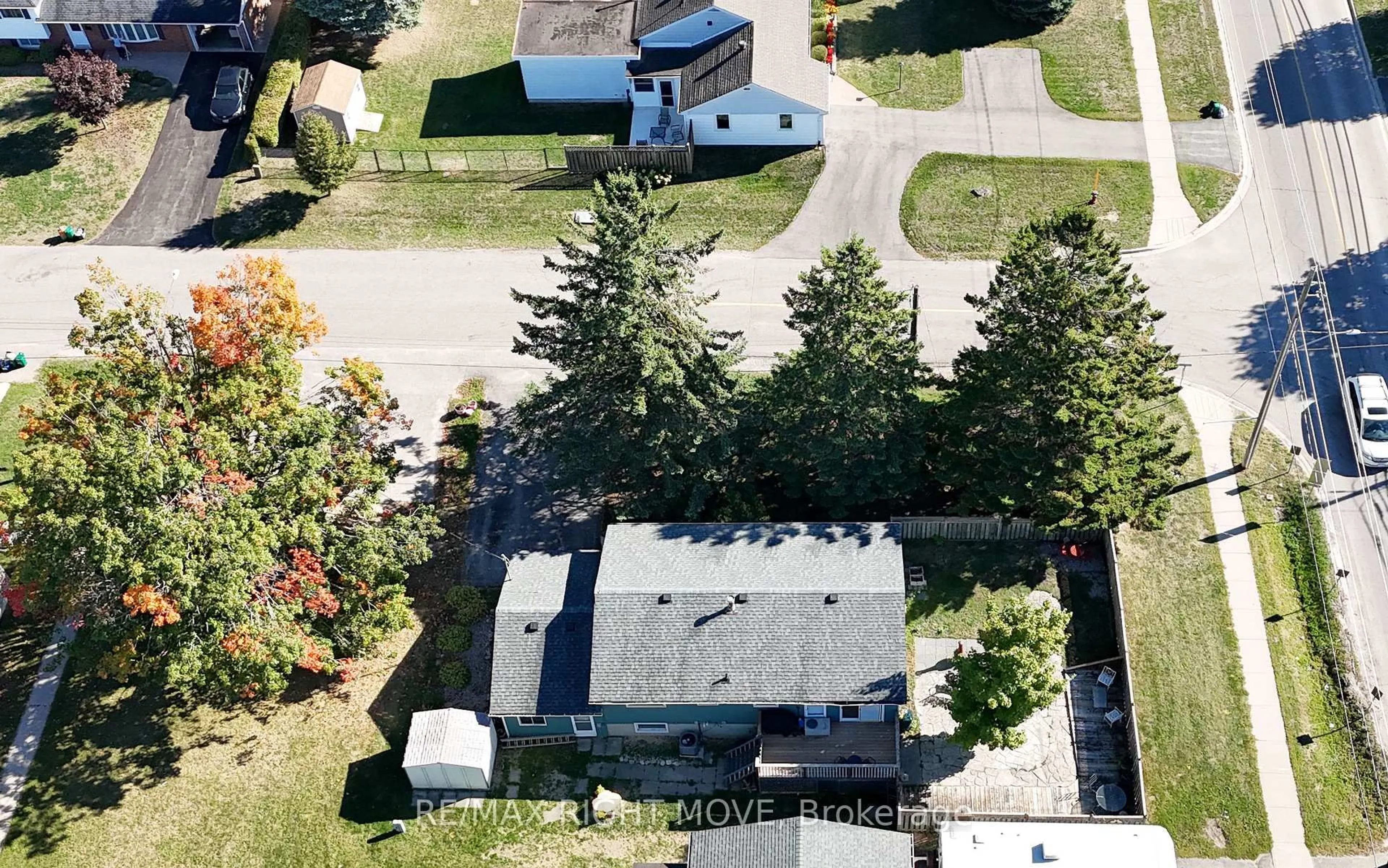 A pic from outside/outdoor area/front of a property/back of a property/a pic from drone, street for 427 Jamieson Dr, Orillia Ontario L3V 4Y6