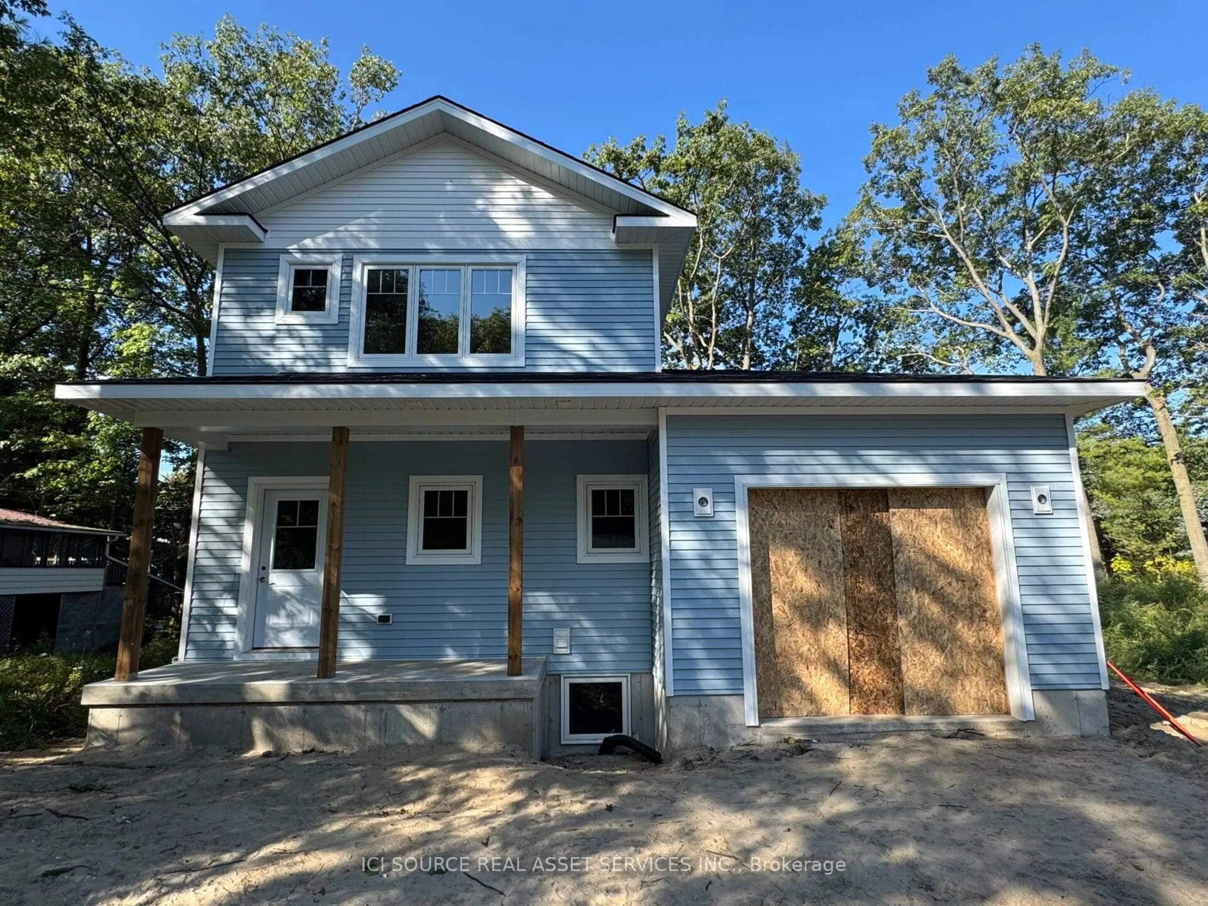 Home with vinyl exterior material, street for 10 Frederick Dr, Wasaga Beach Ontario L9Z 1P1