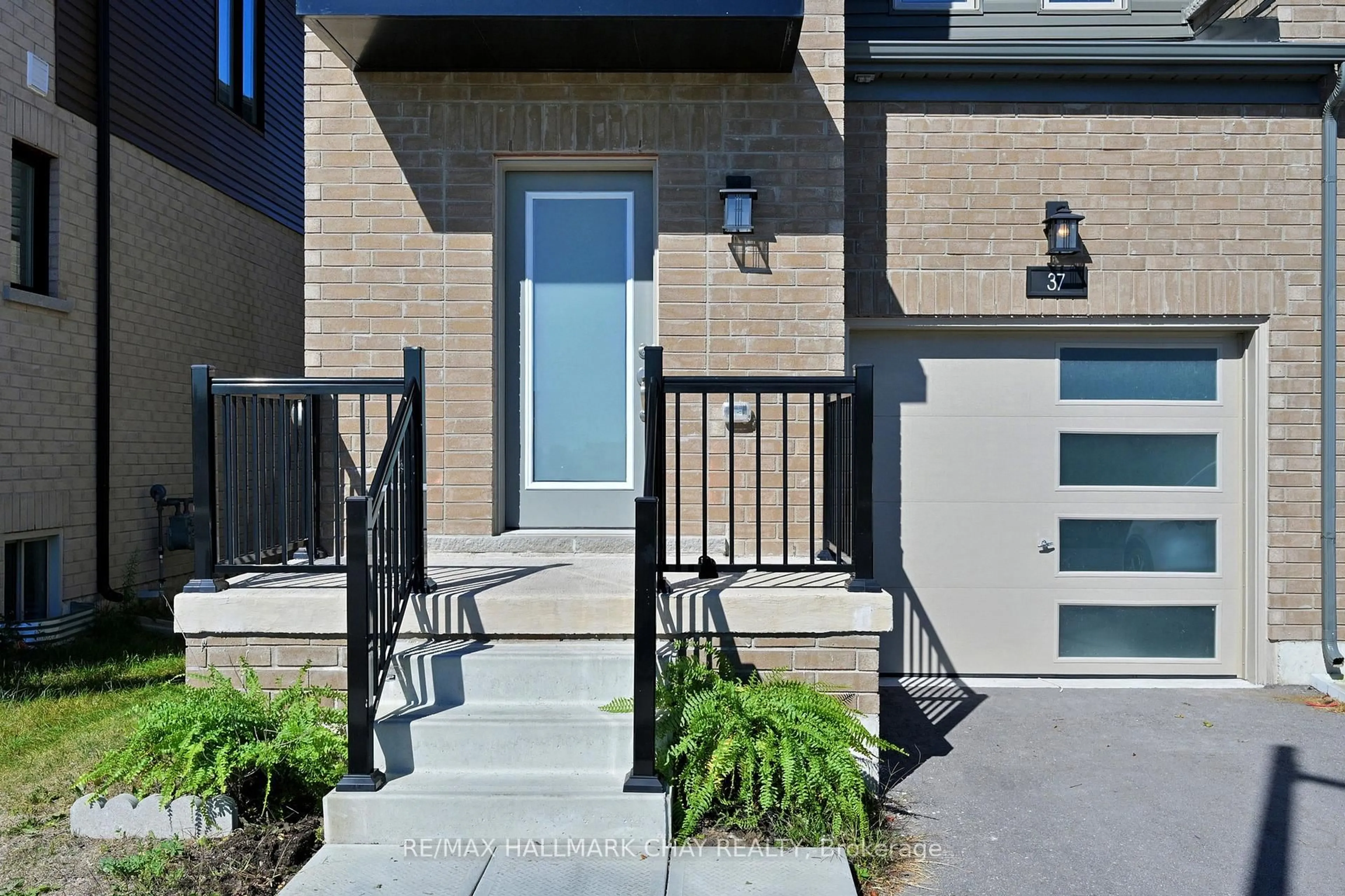 Home with brick exterior material, street for 37 Turnberry Lane, Barrie Ontario L9J 0M8