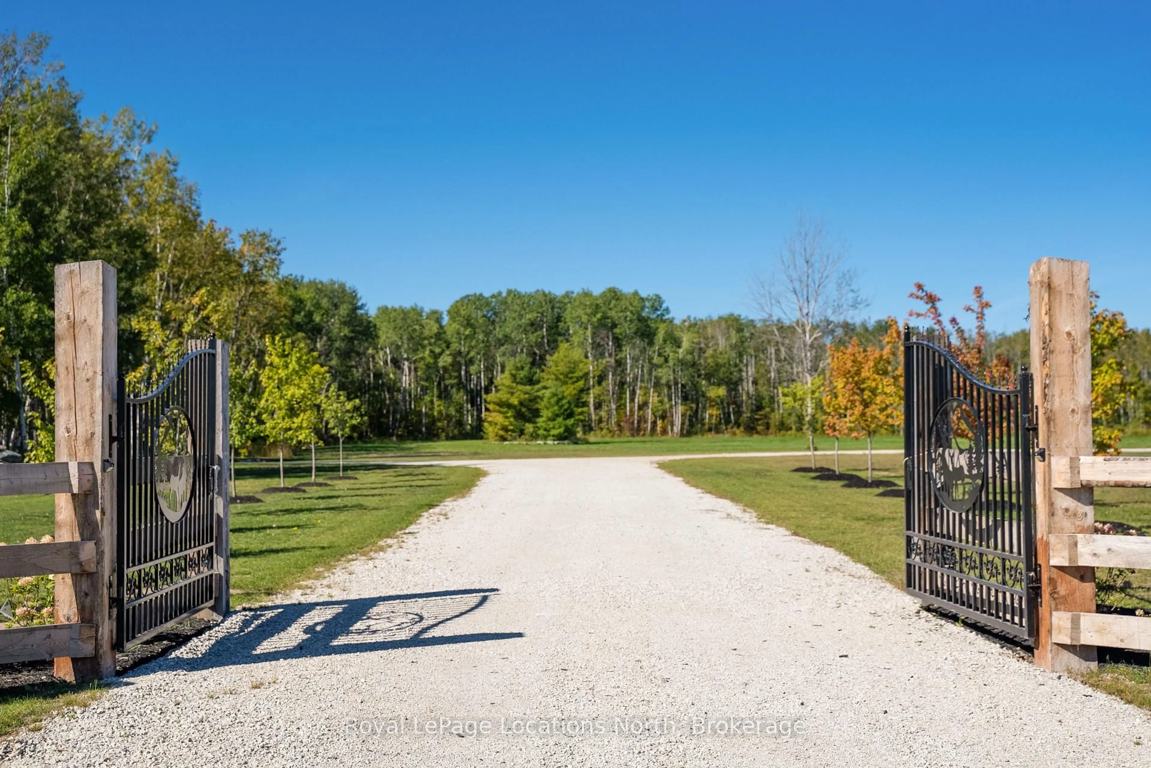 A pic from outside/outdoor area/front of a property/back of a property/a pic from drone, unknown for 1862 Sunnidale 6/7 Sdrd, Clearview Ontario L0M 1S0