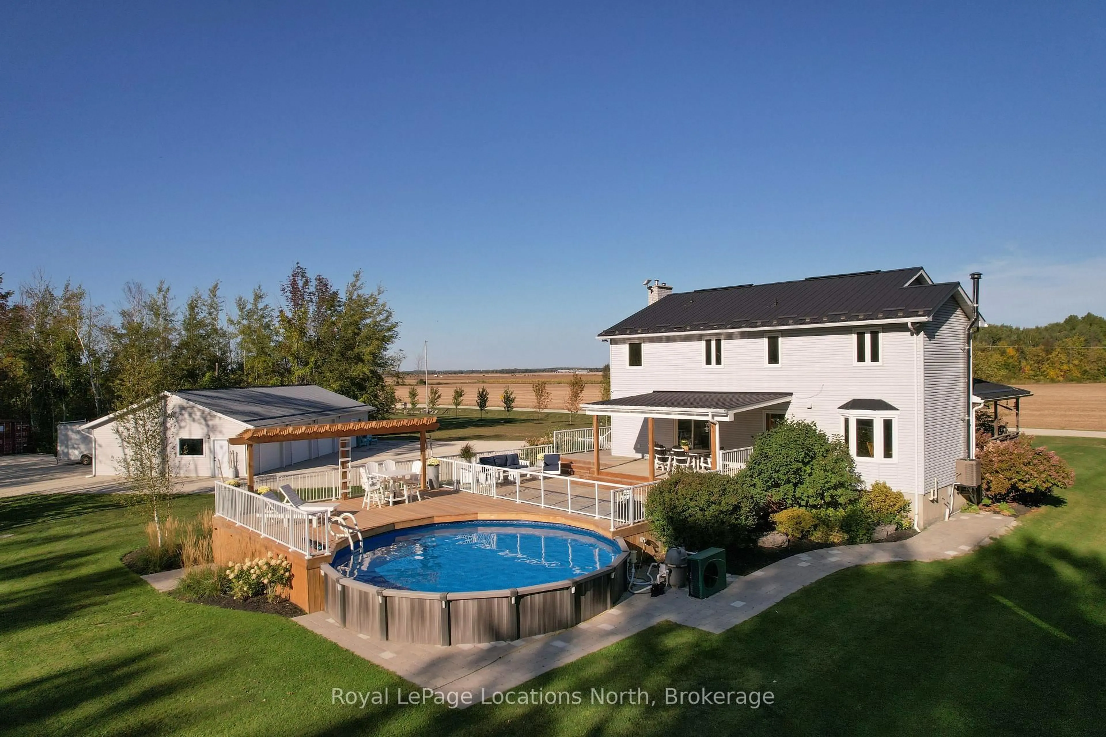 A pic from outside/outdoor area/front of a property/back of a property/a pic from drone, unknown for 1862 Sunnidale 6/7 Sdrd, Clearview Ontario L0M 1S0