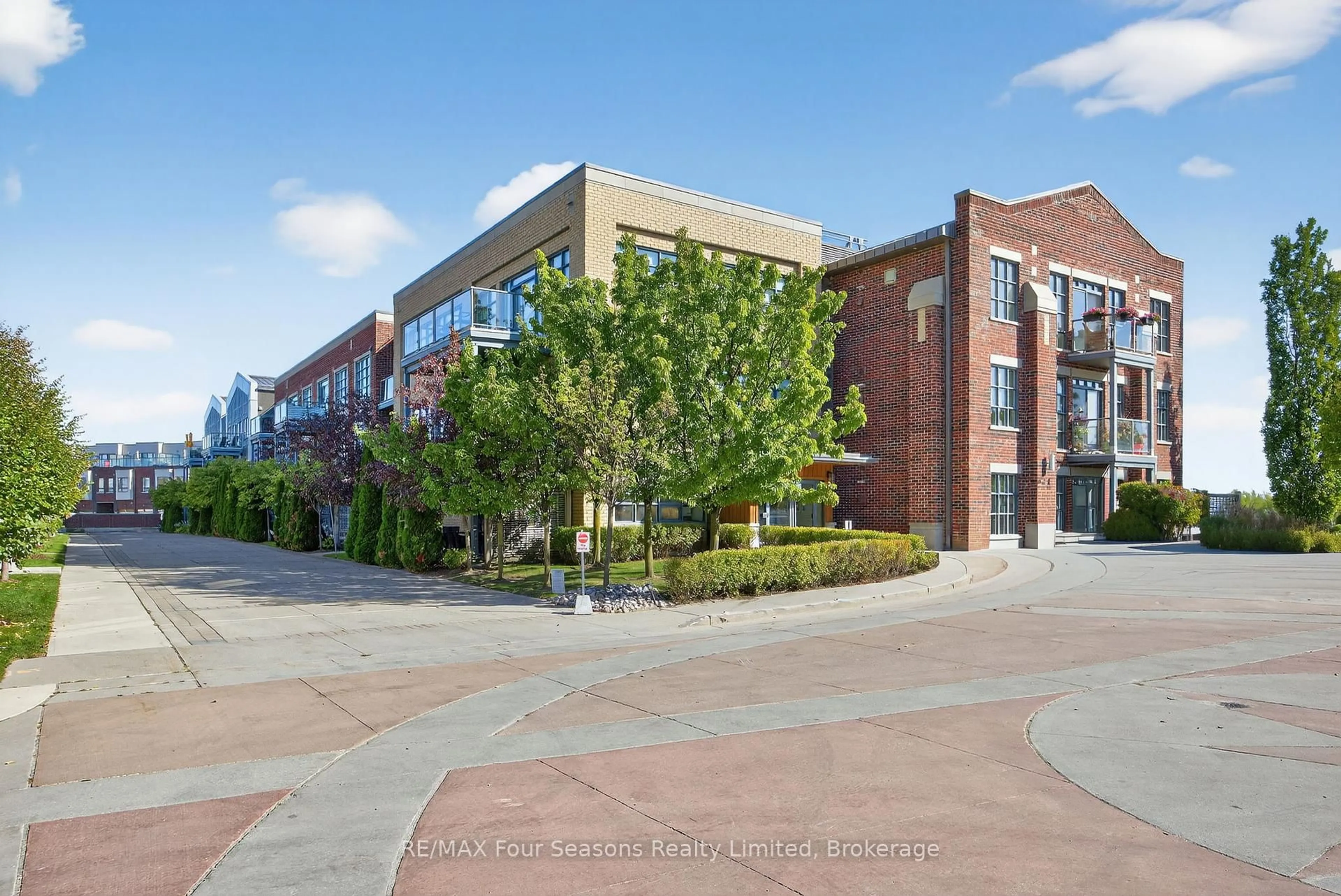 A pic from outside/outdoor area/front of a property/back of a property/a pic from drone, building for 1 Shipyard Lane #301, Collingwood Ontario L9Y 0W2