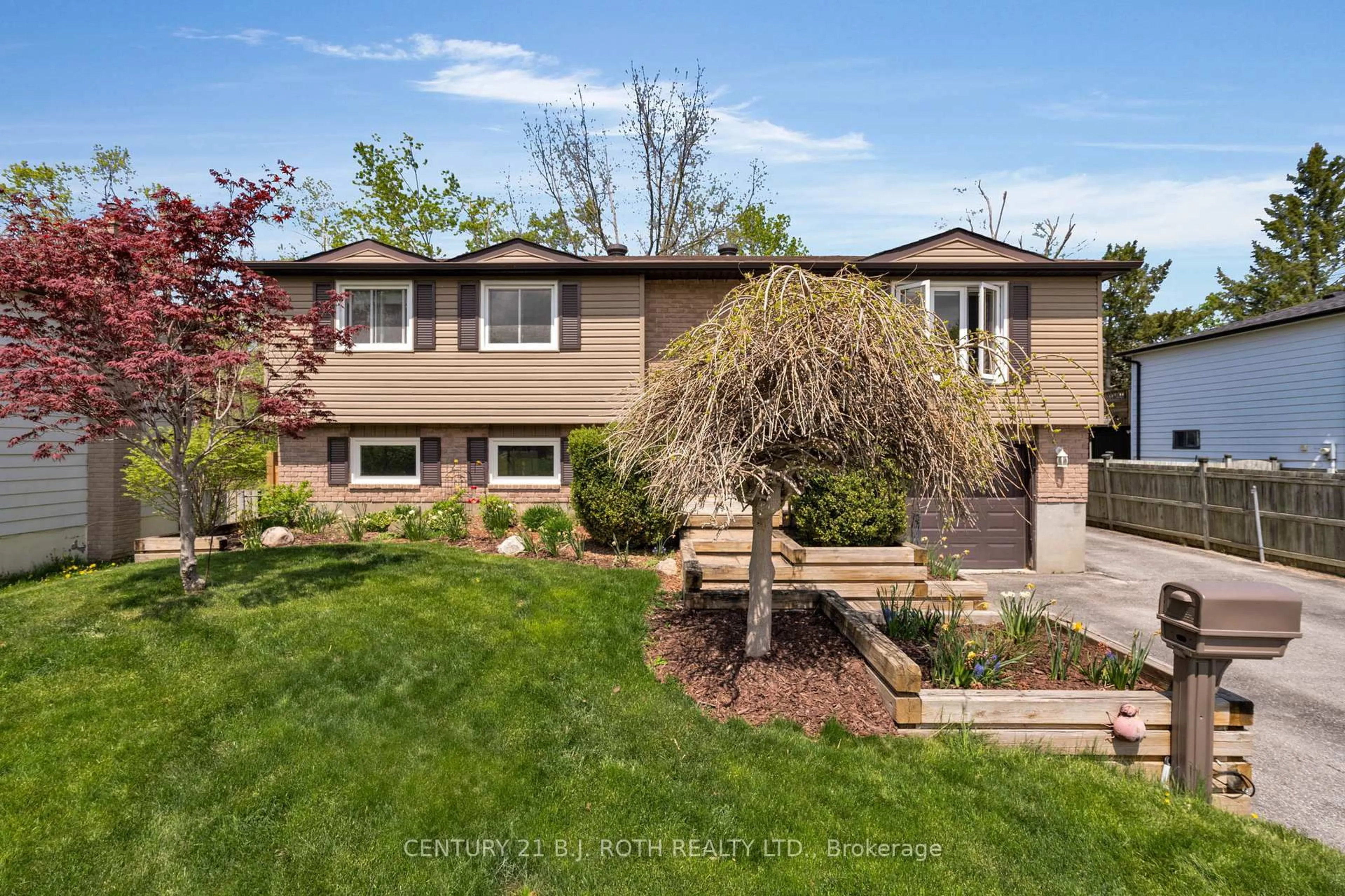 Home with vinyl exterior material, street for 20 Chippawa Crt, Barrie Ontario L4M 5N8