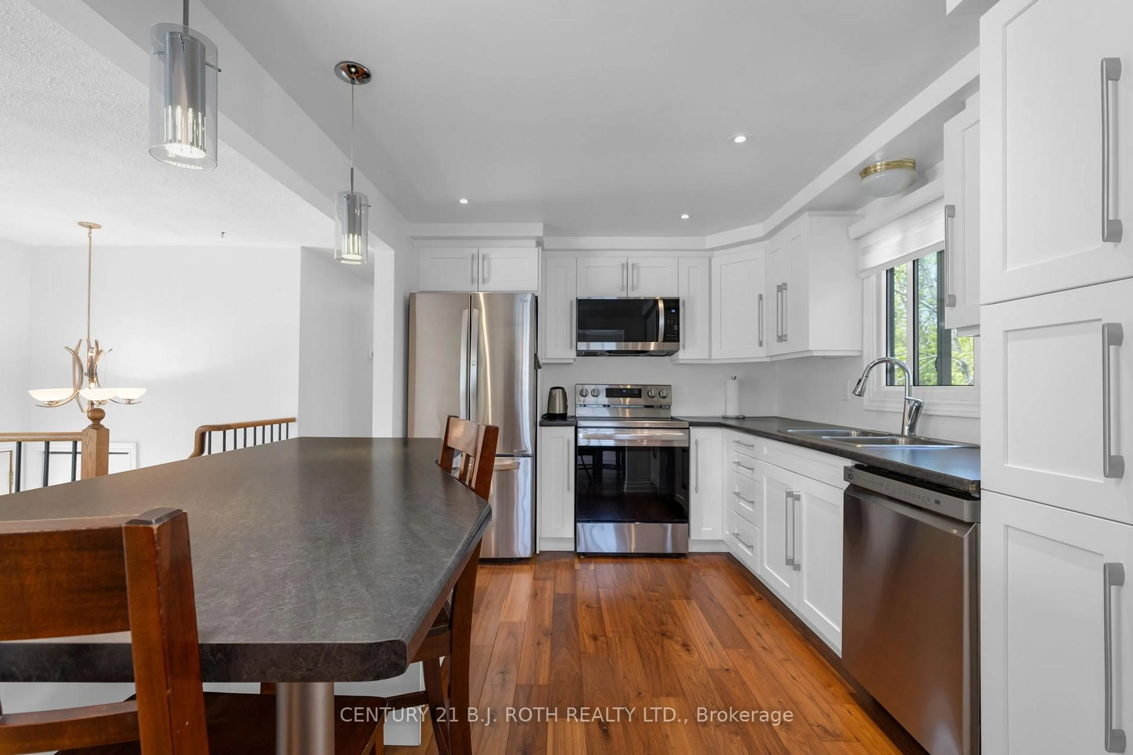 Open concept kitchen, unknown for 20 Chippawa Crt, Barrie Ontario L4M 5N8