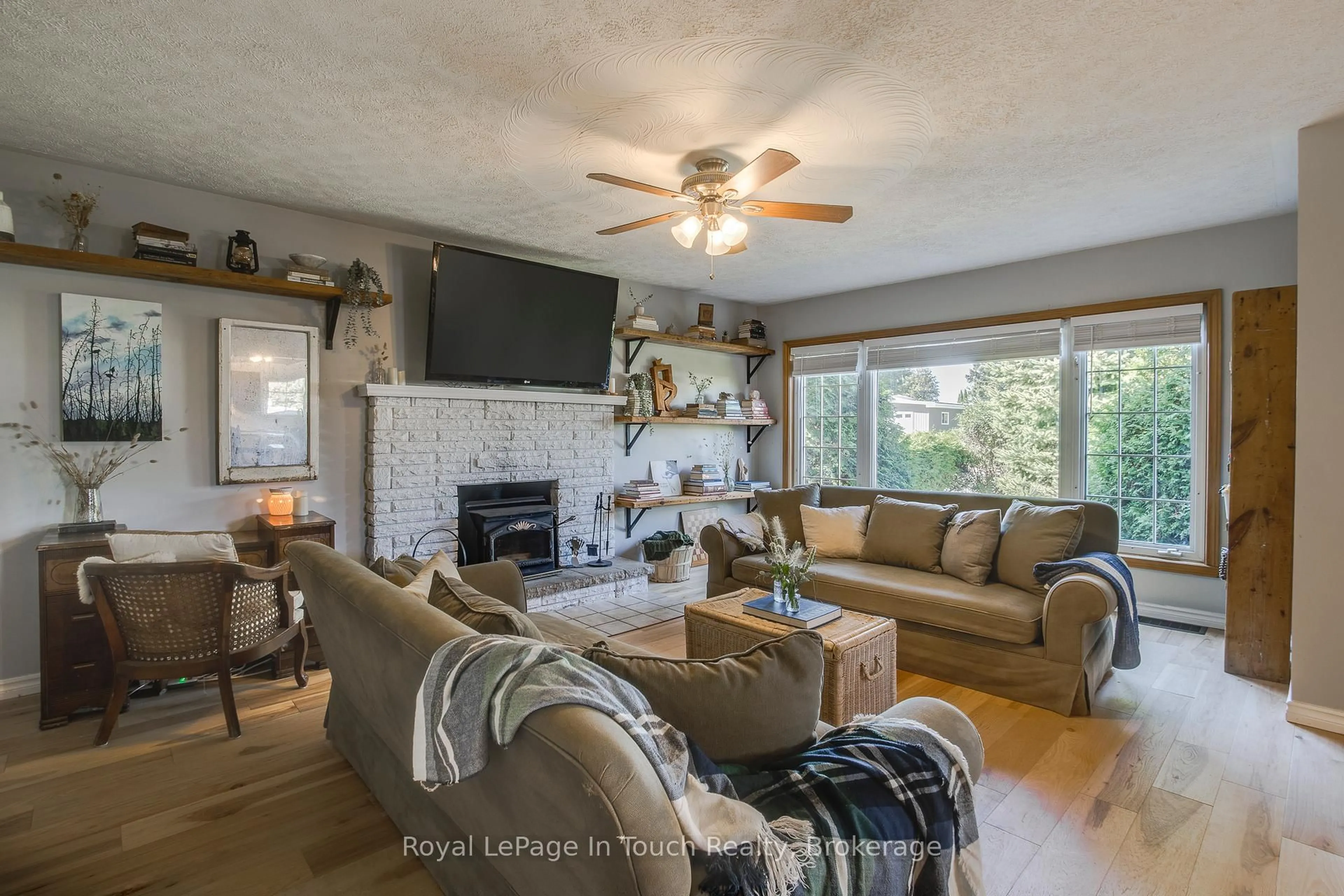Living room with furniture, unknown for 317 Lafontaine Rd, Tiny Ontario L9M 0H1