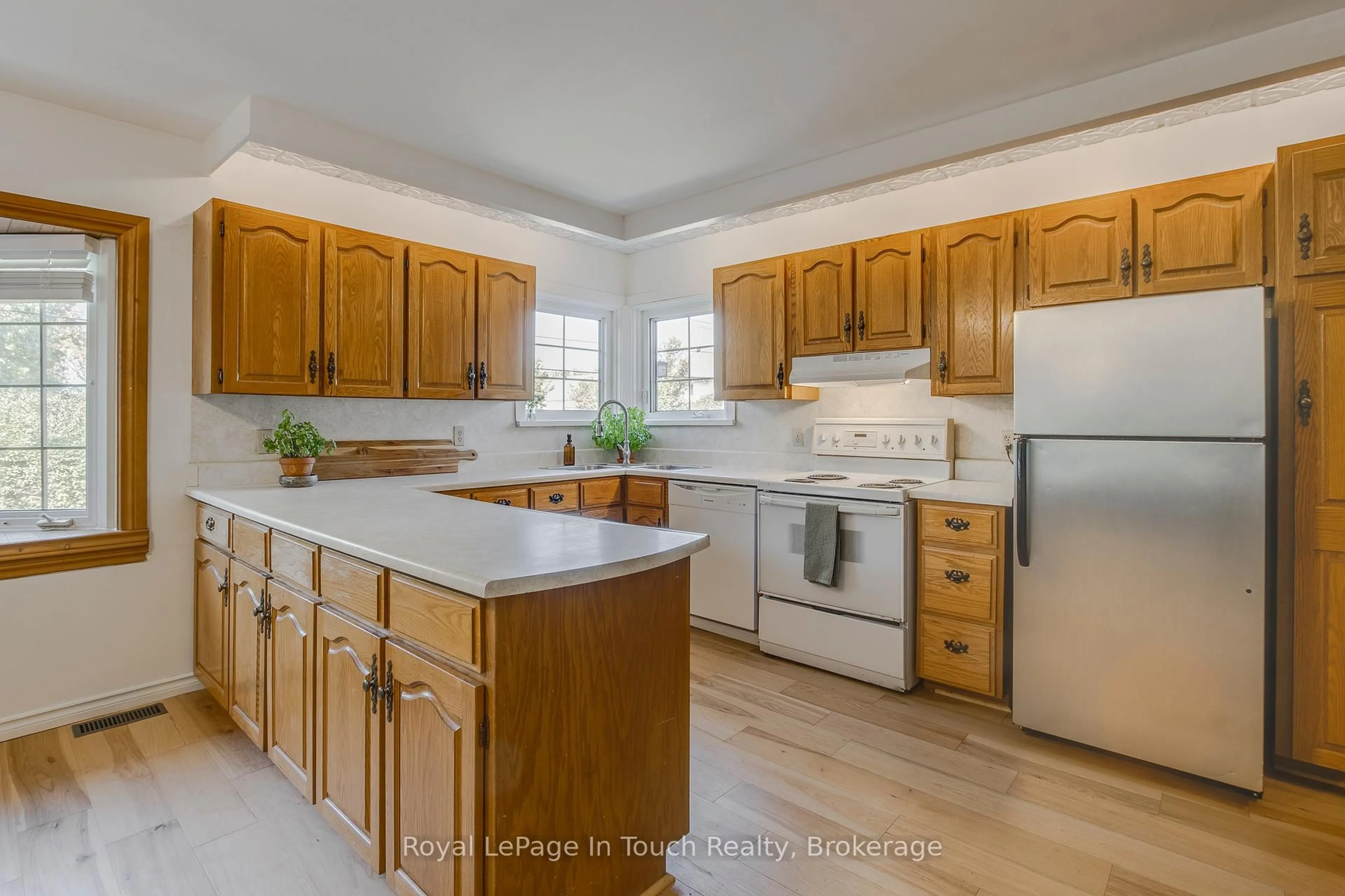 Standard kitchen, unknown for 317 Lafontaine Rd, Tiny Ontario L9M 0H1