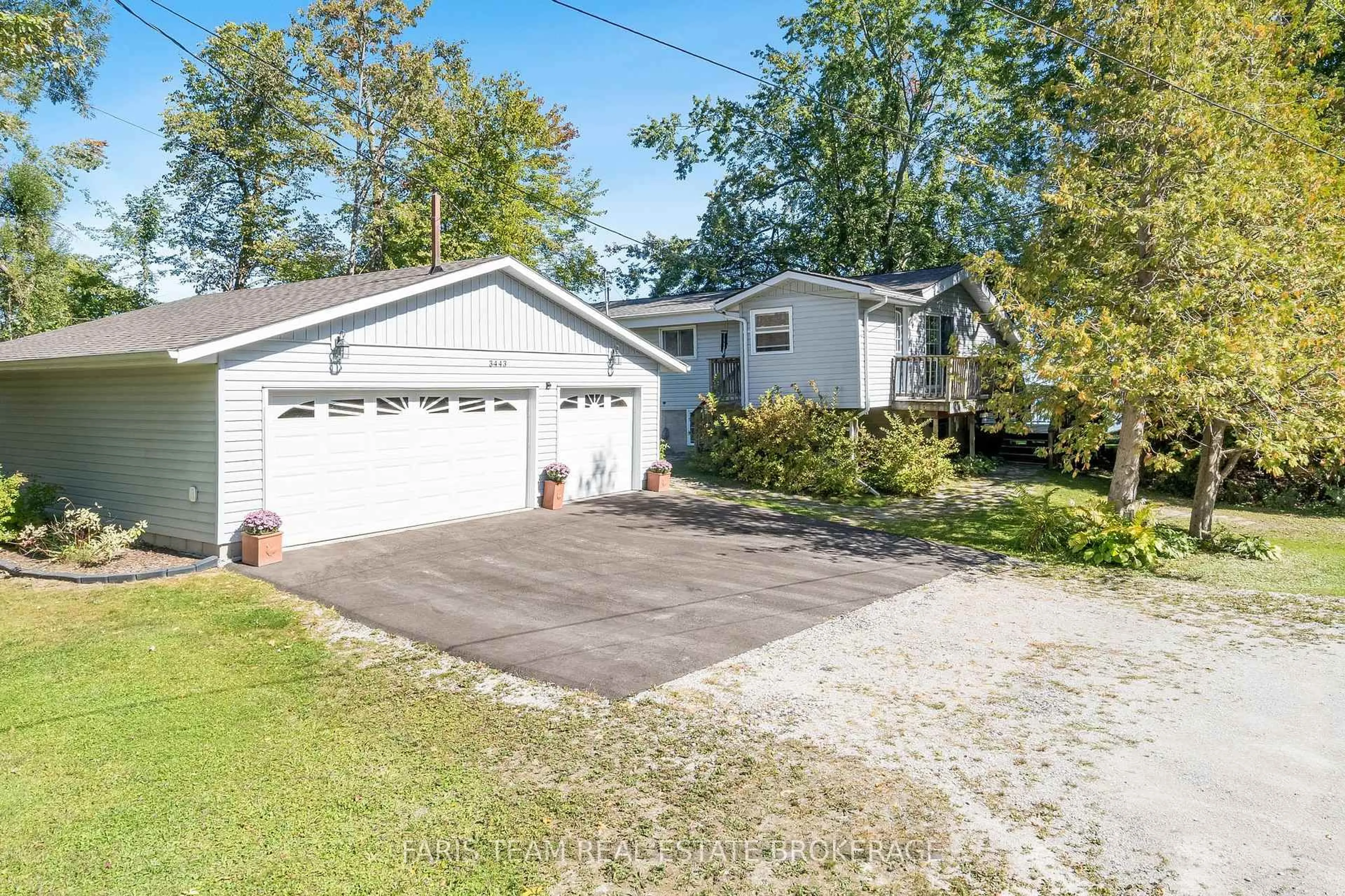 A pic from outside/outdoor area/front of a property/back of a property/a pic from drone, street for 3443 Lunge Point Lane, Severn Ontario L3V 7A8