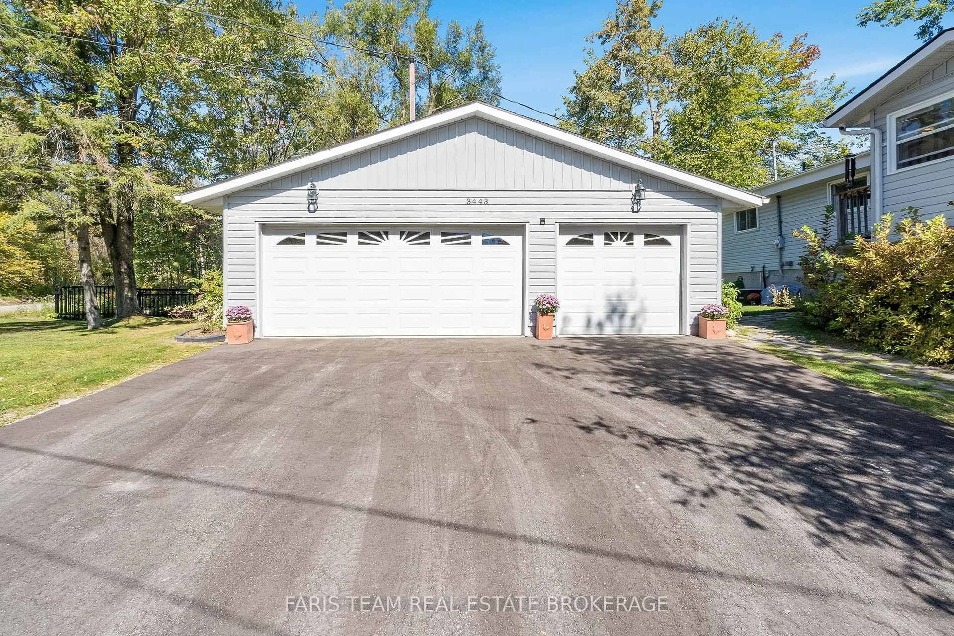 Indoor garage for 3443 Lunge Point Lane, Severn Ontario L3V 7A8