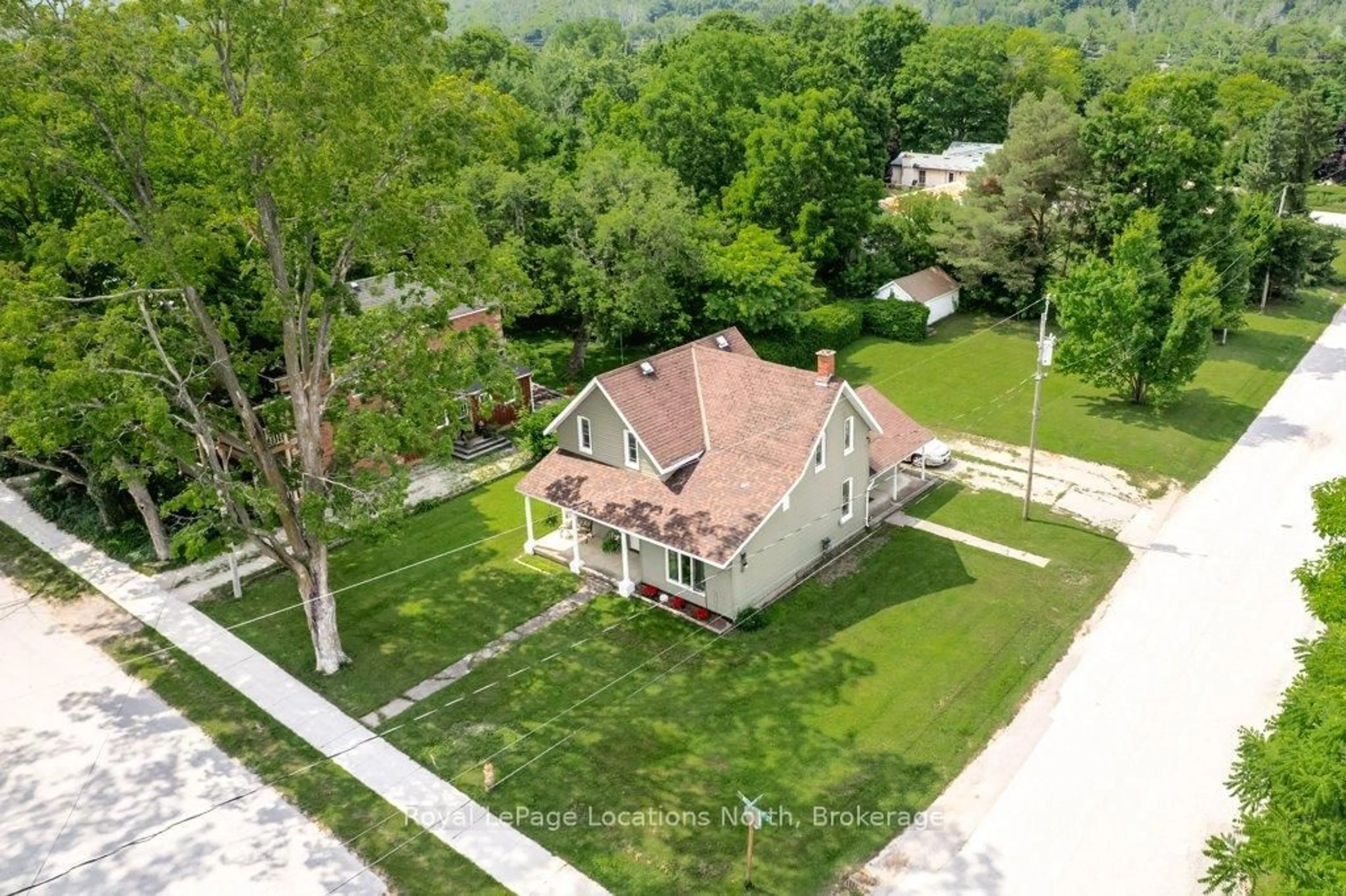 A pic from outside/outdoor area/front of a property/back of a property/a pic from drone, street for 10 Wellington St, Clearview Ontario L0M 1G0