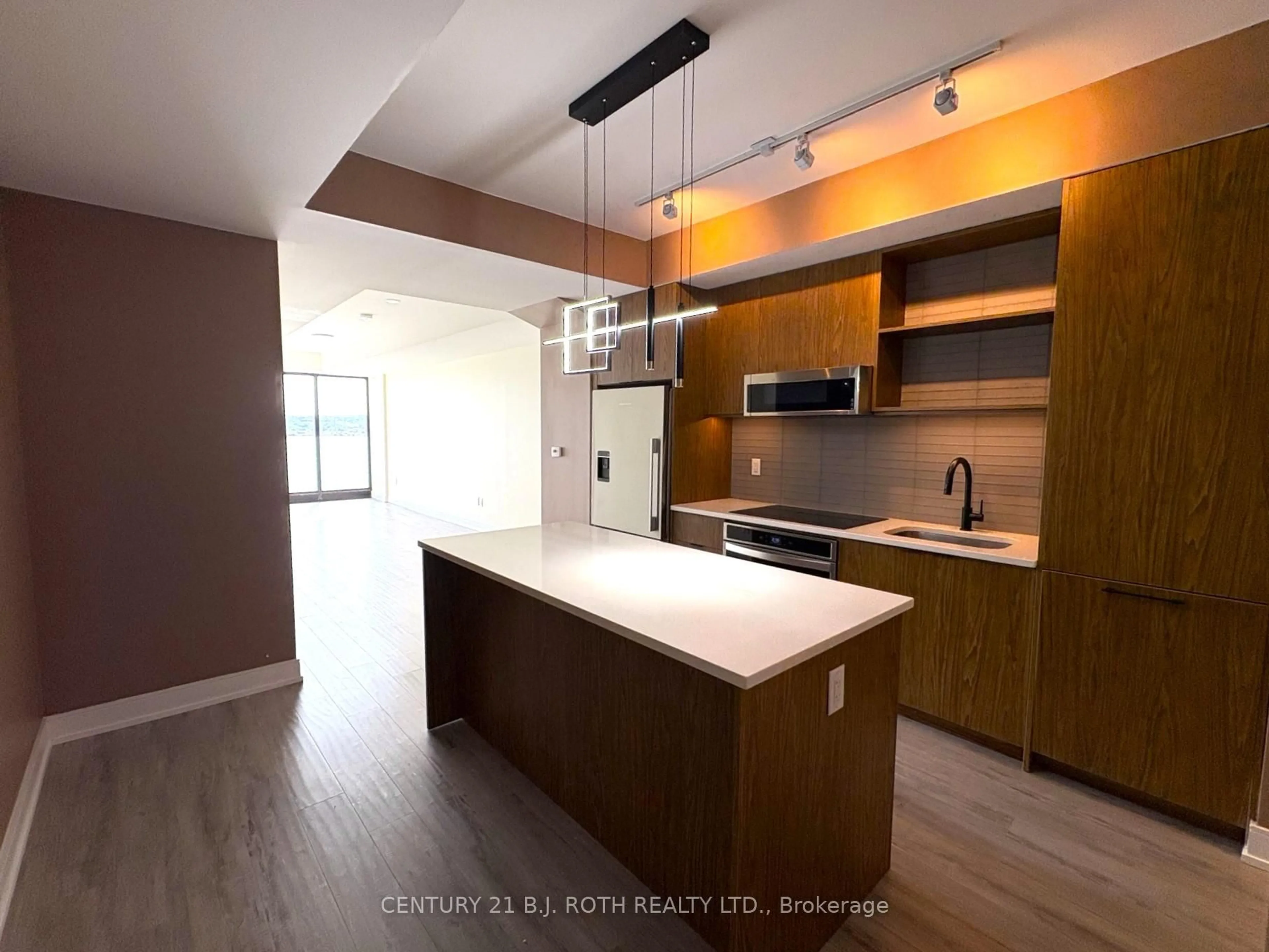 Open concept kitchen, wood/laminate floor for 185 Dunlop St #609, Barrie Ontario L4M 1B2